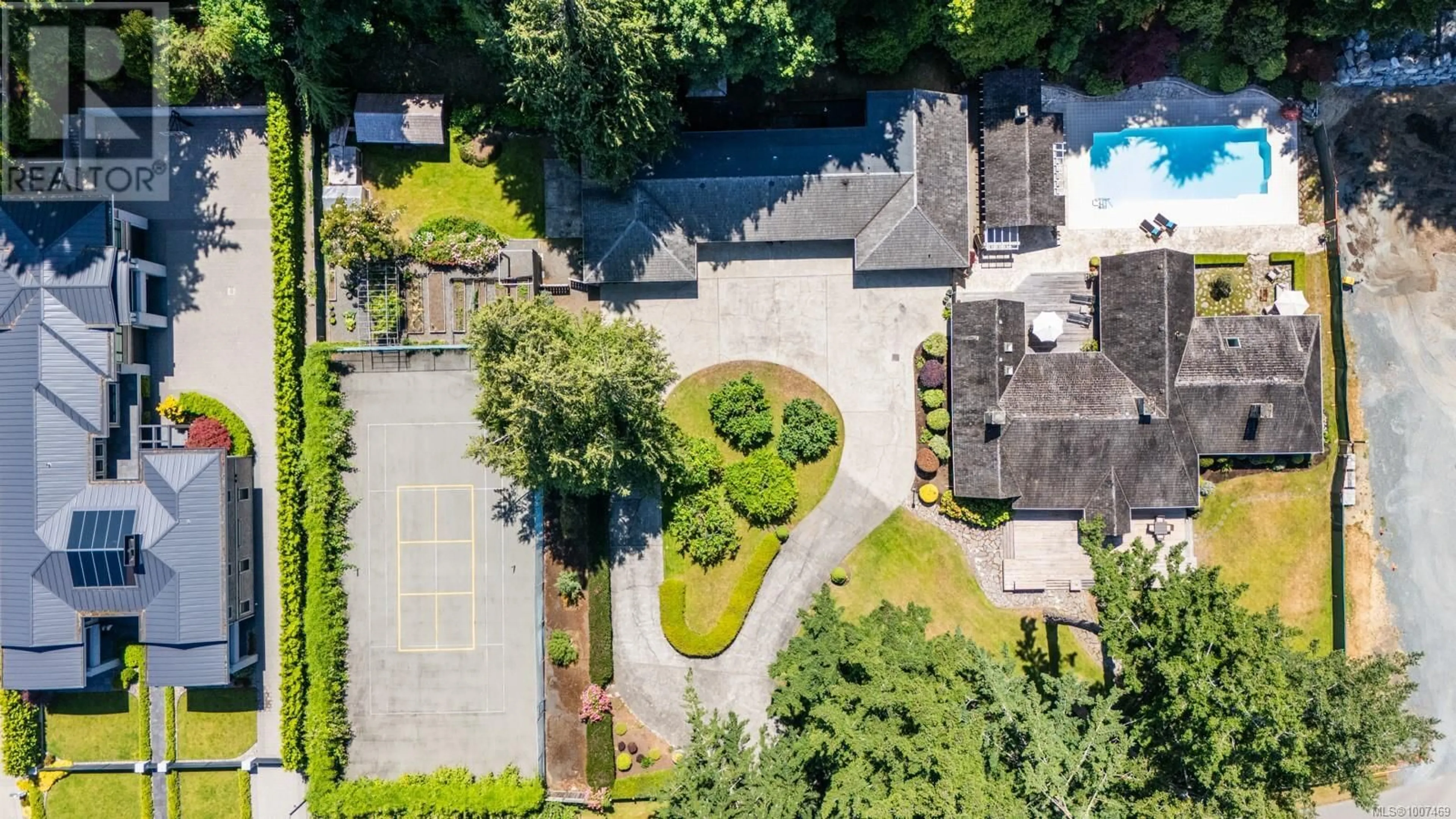 A pic from outside/outdoor area/front of a property/back of a property/a pic from drone, street for 382 JUDGES ROW, Qualicum Beach British Columbia V9K1G6