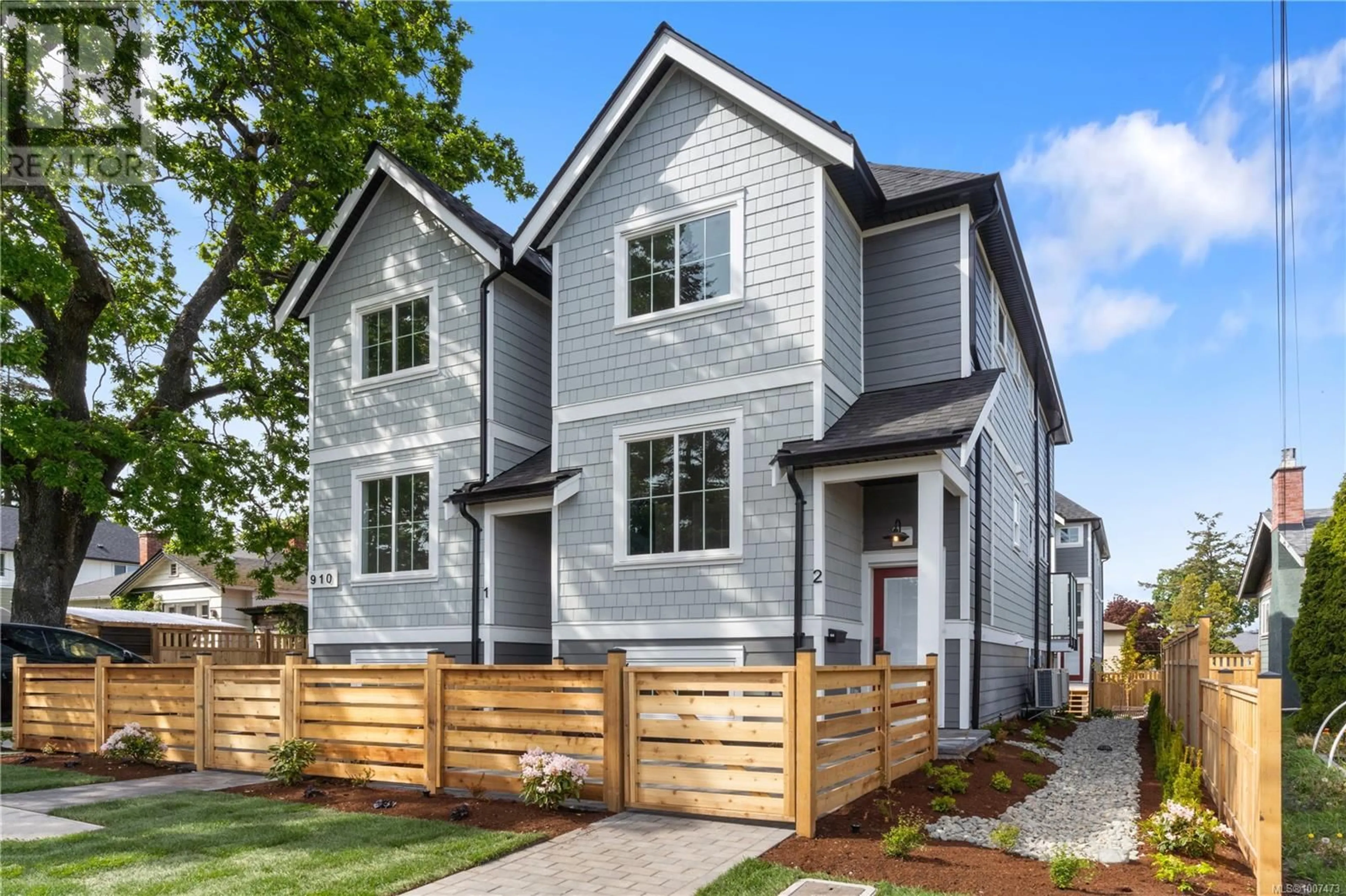 Home with vinyl exterior material, street for 1 - 910 OLD ESQUIMALT ROAD, Esquimalt British Columbia V9A4X3