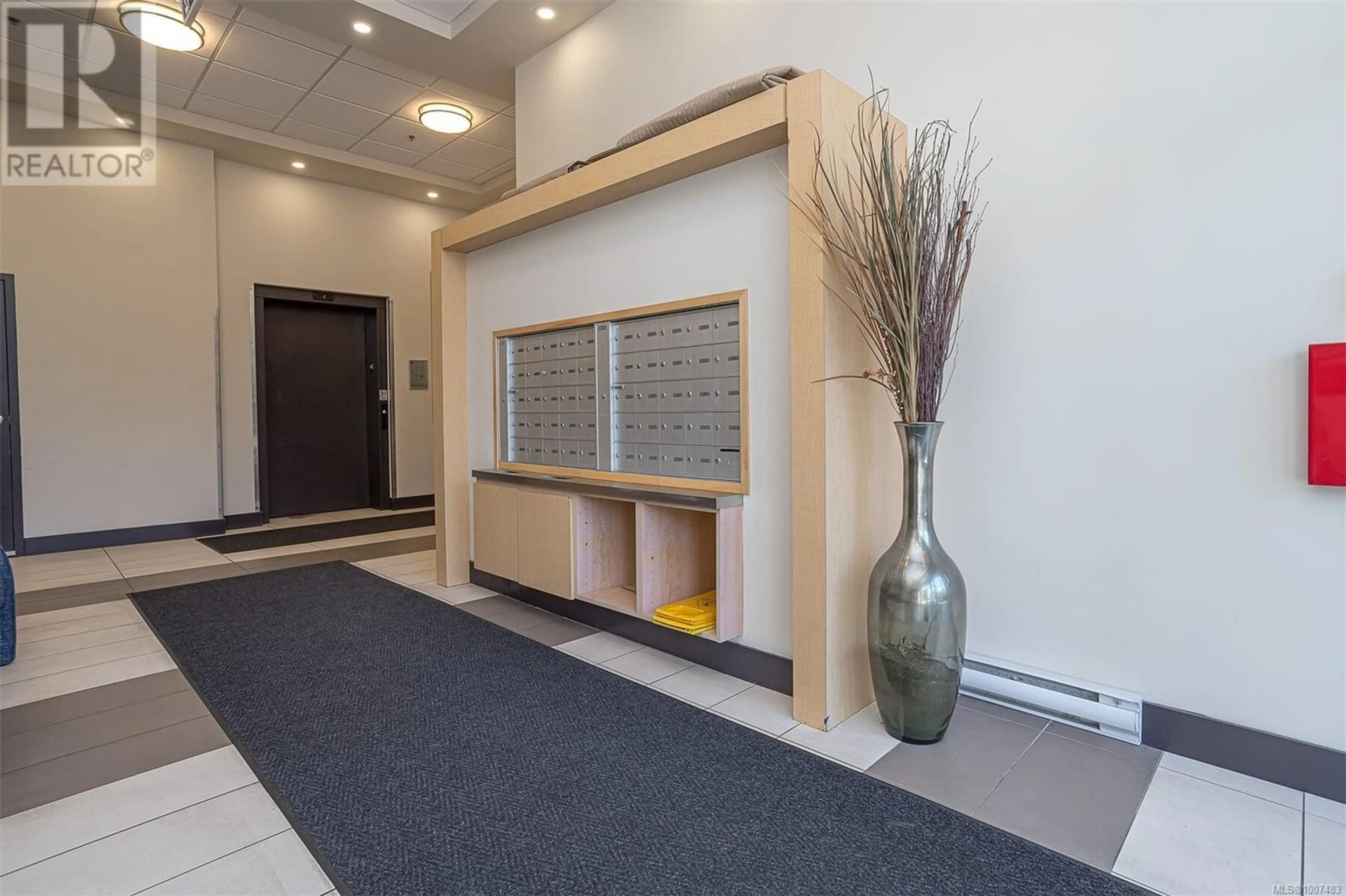 Indoor foyer for 404 - 844 GOLDSTREAM AVENUE, Langford British Columbia V9B2X7