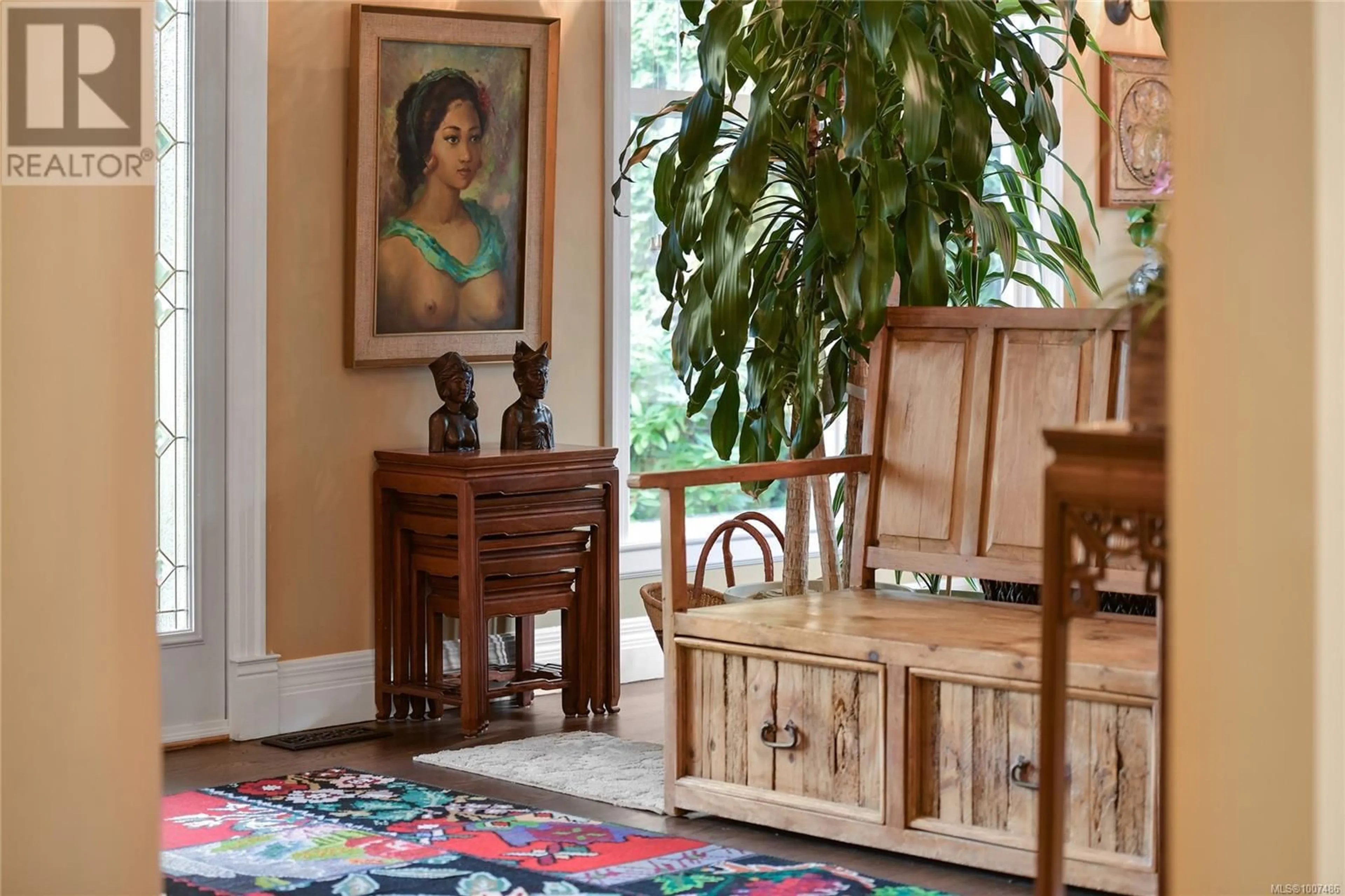 Indoor foyer for 882 CANTERBURY ROAD, Saanich British Columbia V8X3E6