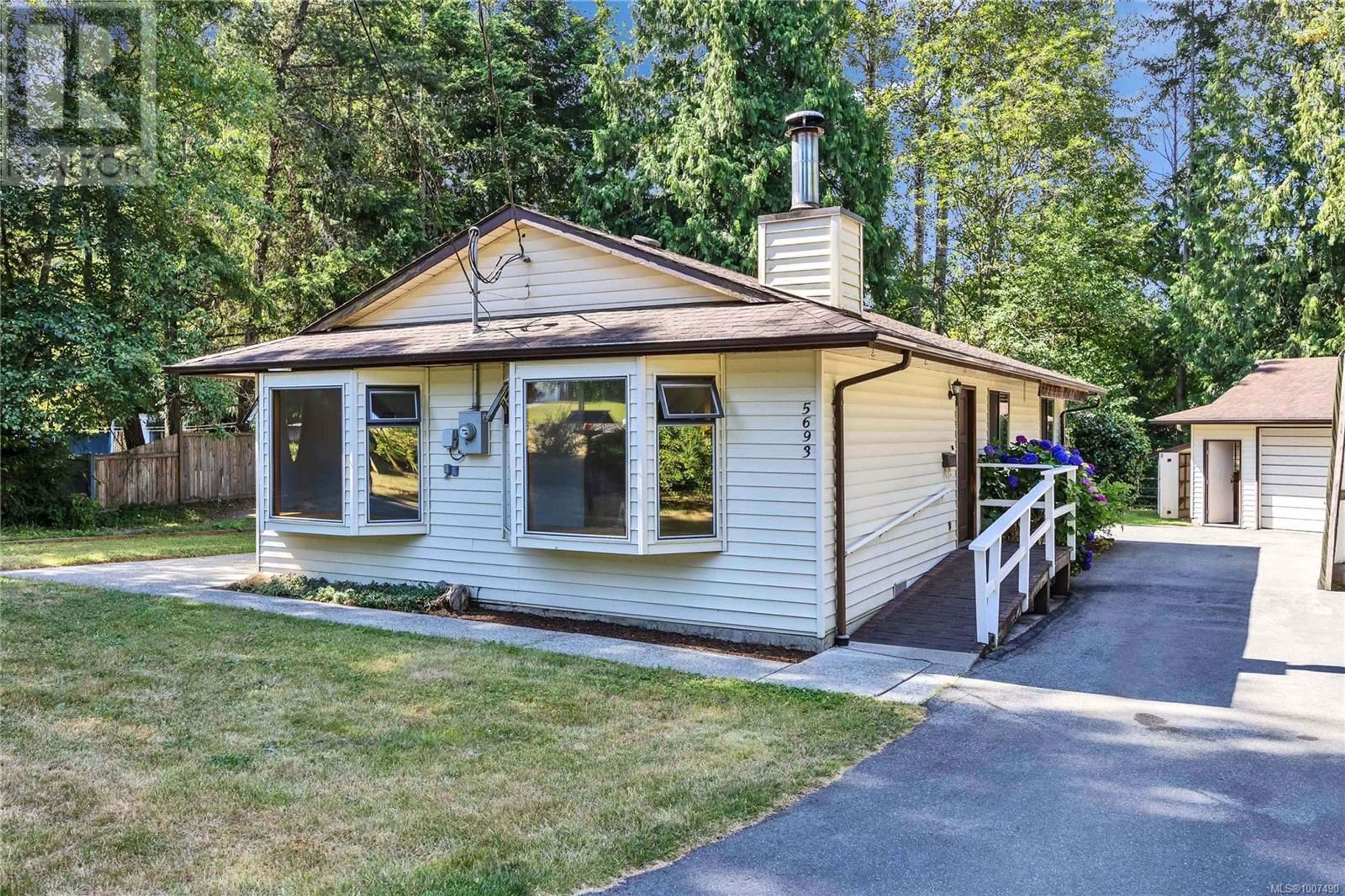 Home with vinyl exterior material, unknown for 5693 AMSTERDAM CRESCENT, Nanaimo British Columbia V9T2M8