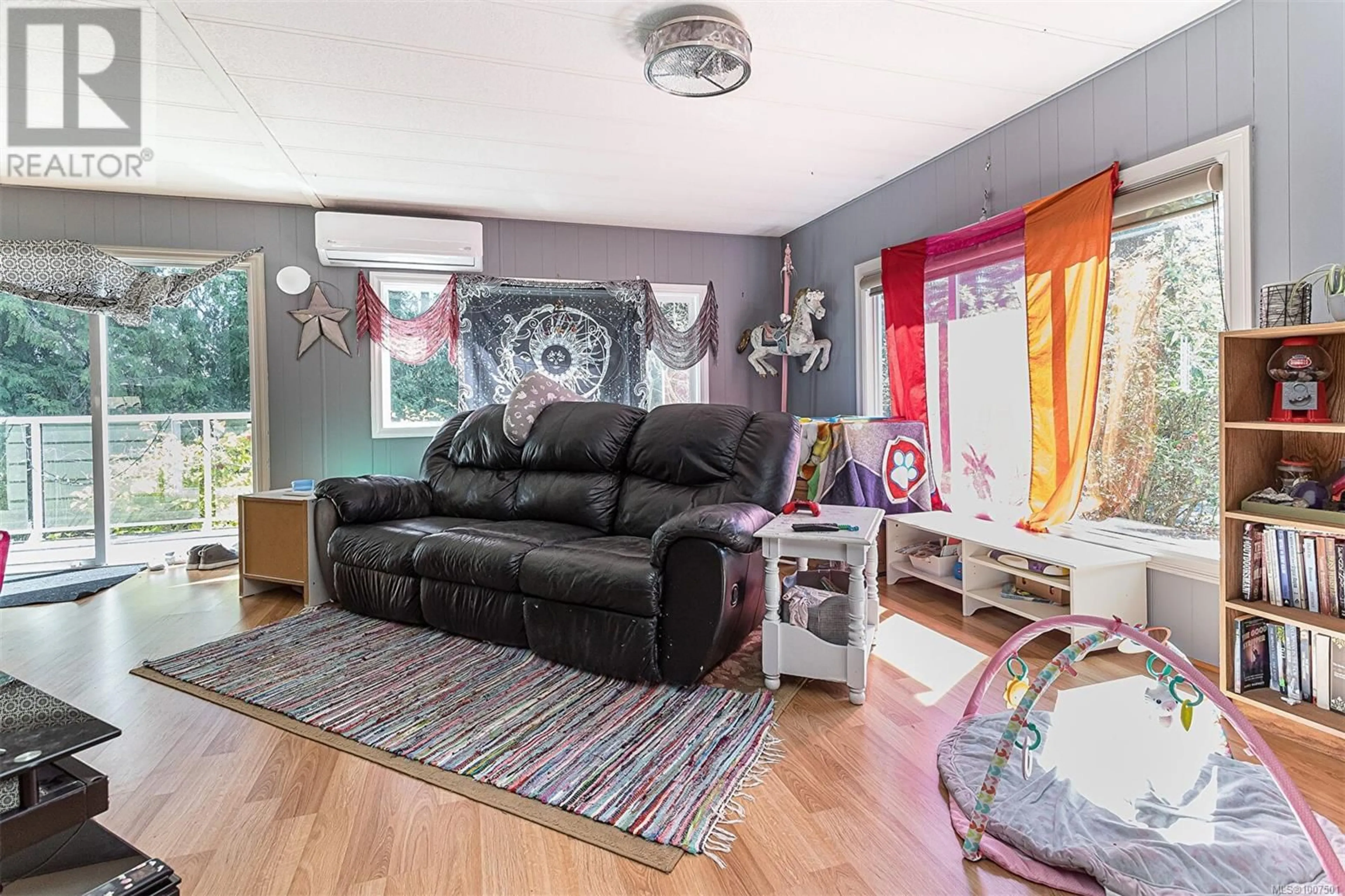 Living room with furniture, unknown for 7056 AULDS ROAD, Lantzville British Columbia V0R2H0