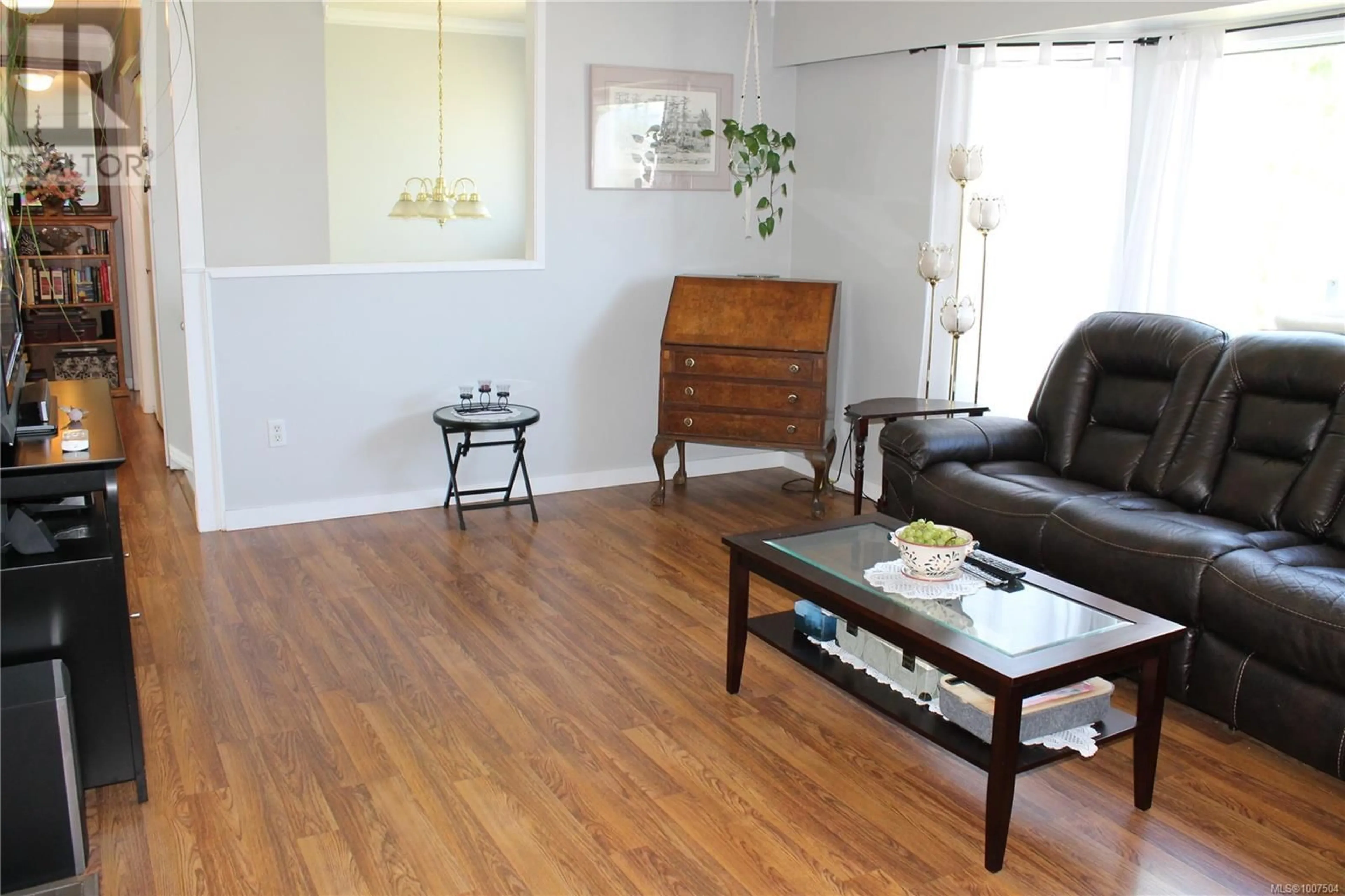 Living room with furniture, wood/laminate floor for 3346 PARKSIDE PLACE, Duncan British Columbia V9L4T4