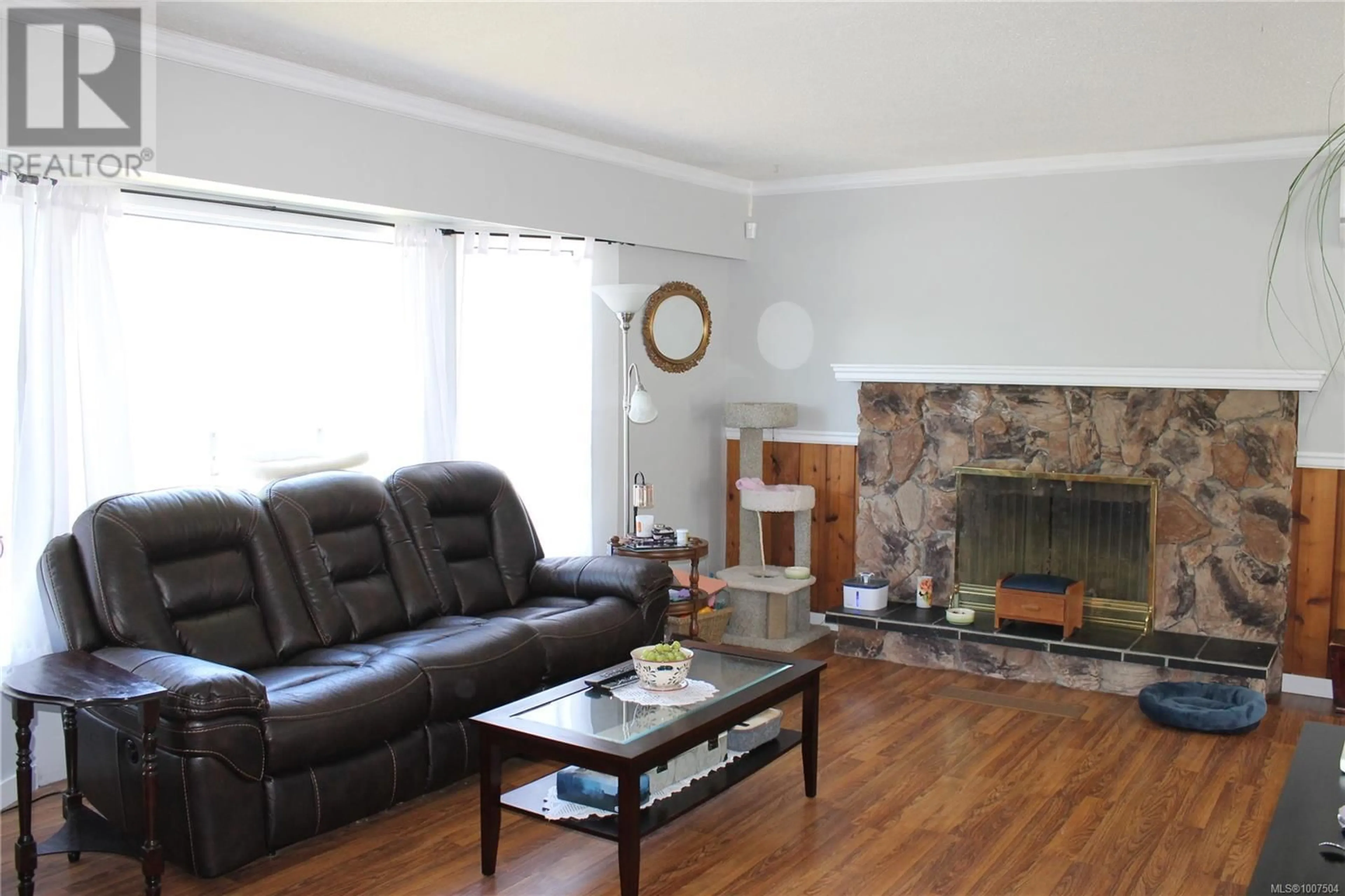 Living room with furniture, wood/laminate floor for 3346 PARKSIDE PLACE, Duncan British Columbia V9L4T4