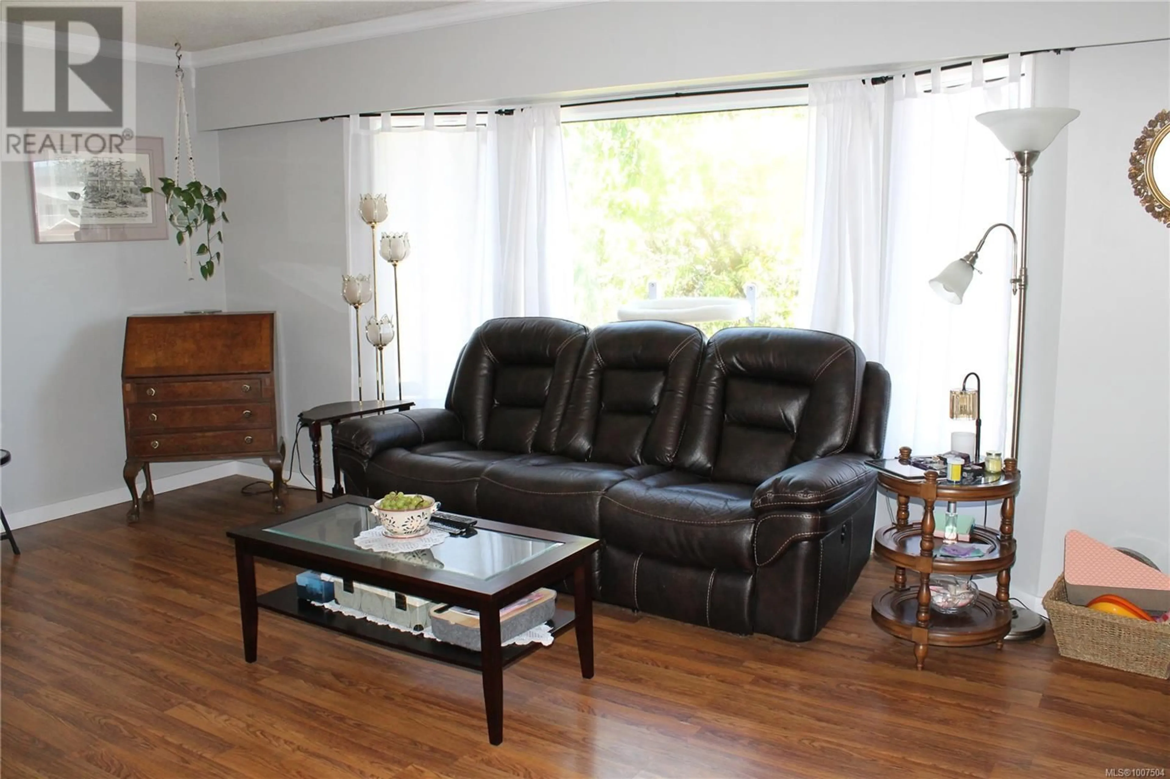 Living room with furniture, wood/laminate floor for 3346 PARKSIDE PLACE, Duncan British Columbia V9L4T4