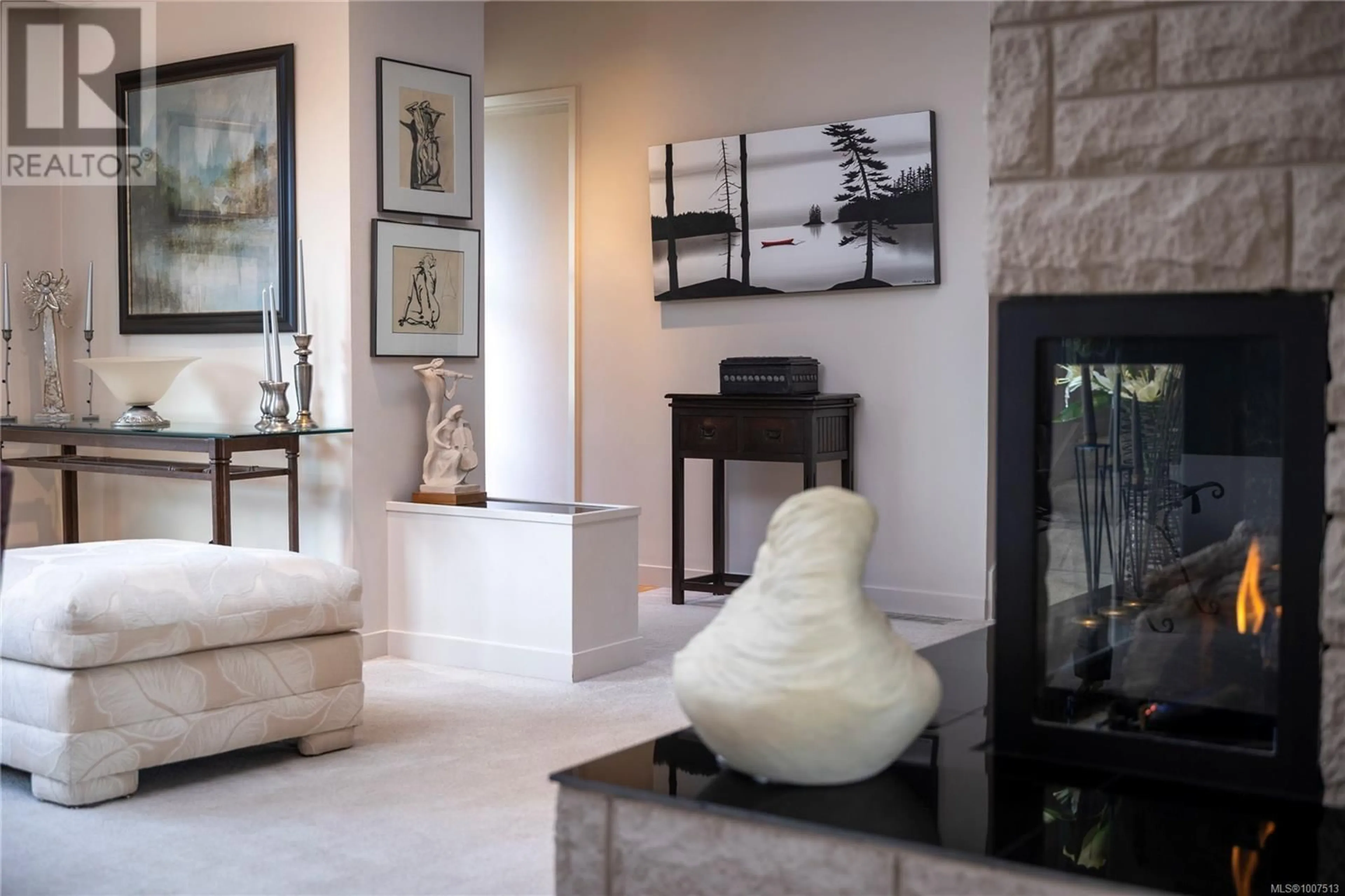 Living room with furniture, ceramic/tile floor for 3505 CARDIFF PLACE, Oak Bay British Columbia V8P4Z2