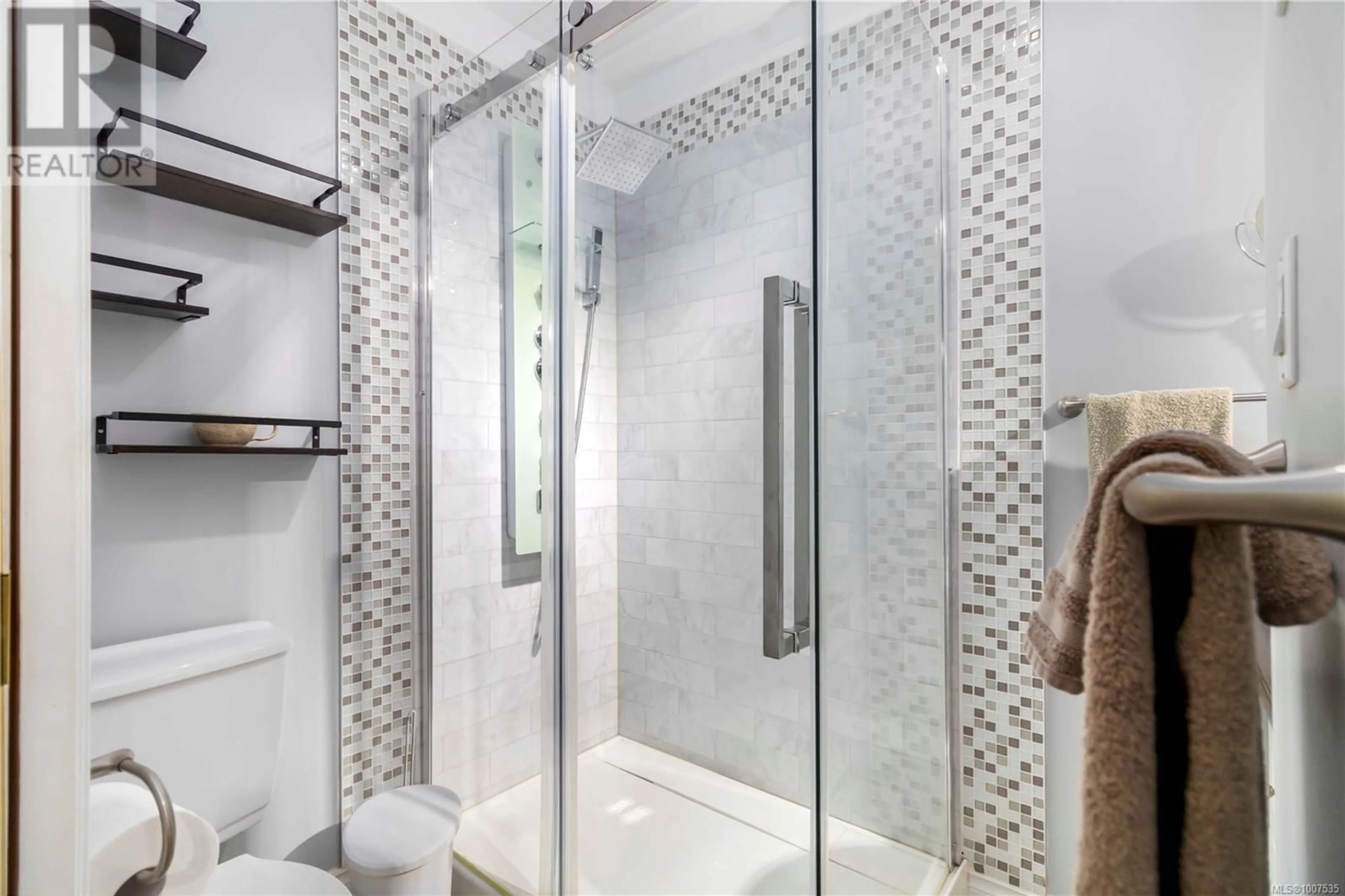 Contemporary bathroom, ceramic/tile floor for 801 OLD ESQUIMALT ROAD, Esquimalt British Columbia V9A4W9