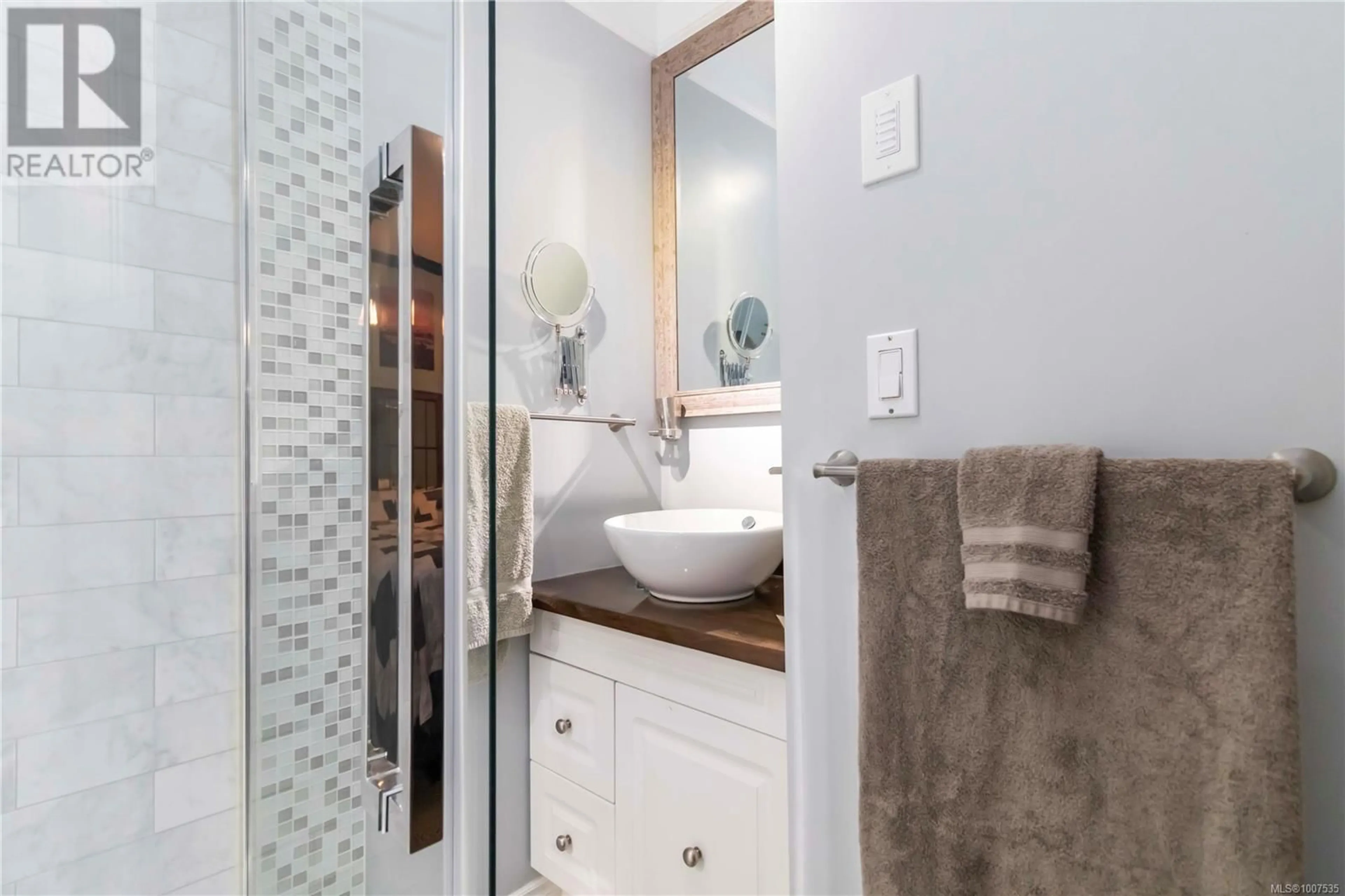Contemporary bathroom, ceramic/tile floor for 801 OLD ESQUIMALT ROAD, Esquimalt British Columbia V9A4W9