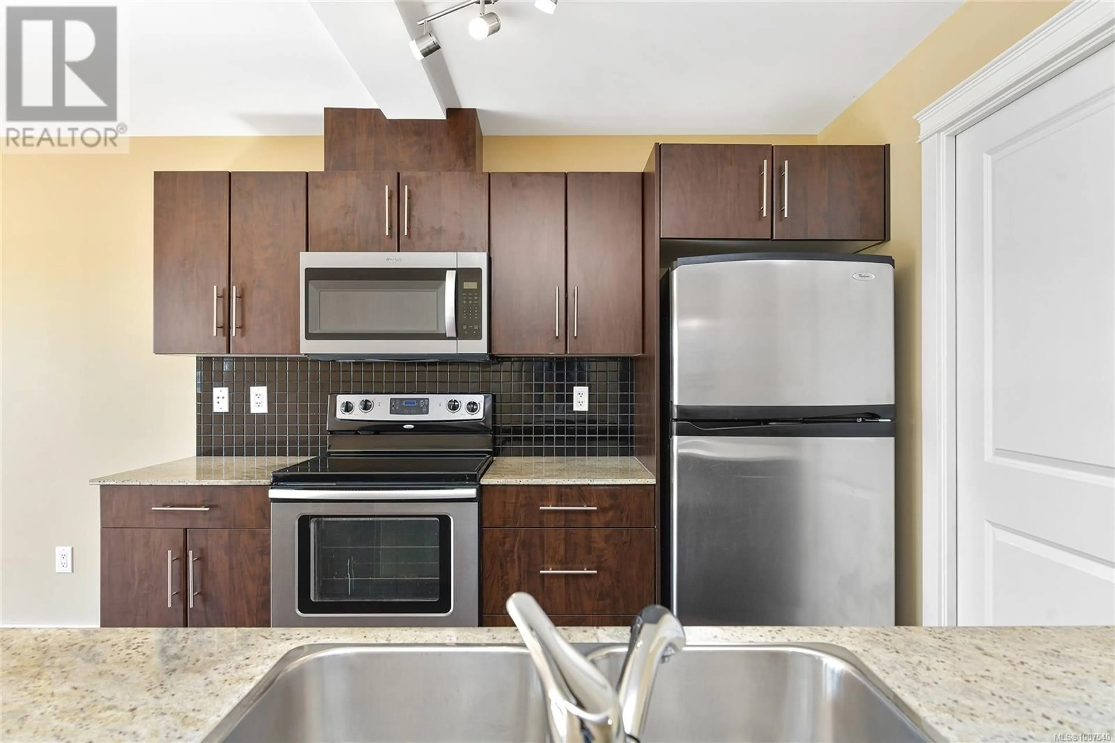 Standard kitchen, unknown for 311 - 1405 ESQUIMALT ROAD, Esquimalt British Columbia V9A3L9