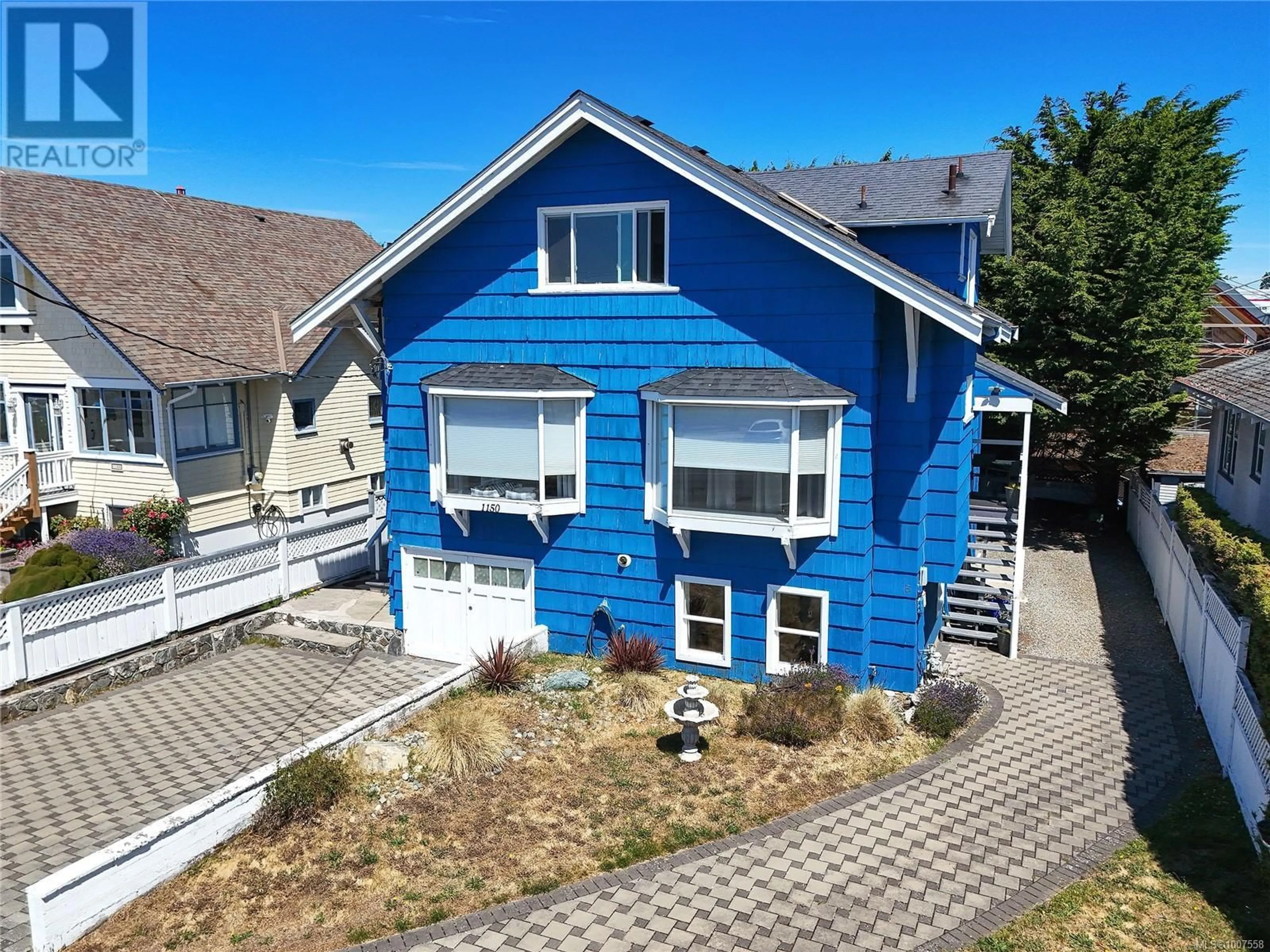 A pic from outside/outdoor area/front of a property/back of a property/a pic from drone, street for 1150 DALLAS ROAD, Victoria British Columbia V8V1C1