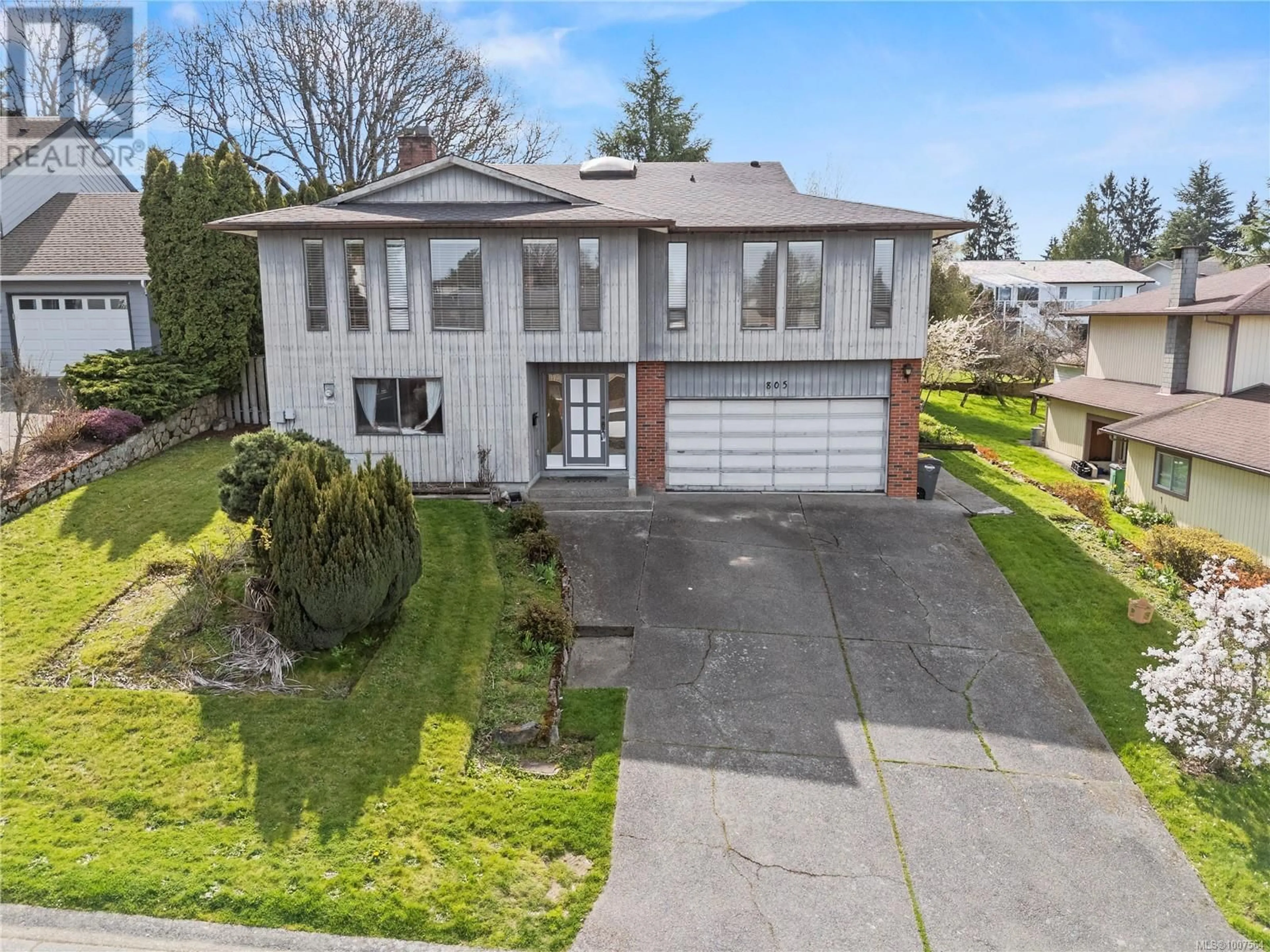 A pic from outside/outdoor area/front of a property/back of a property/a pic from drone, street for 805 KIMBERLY PLACE, Saanich British Columbia V8X4R2
