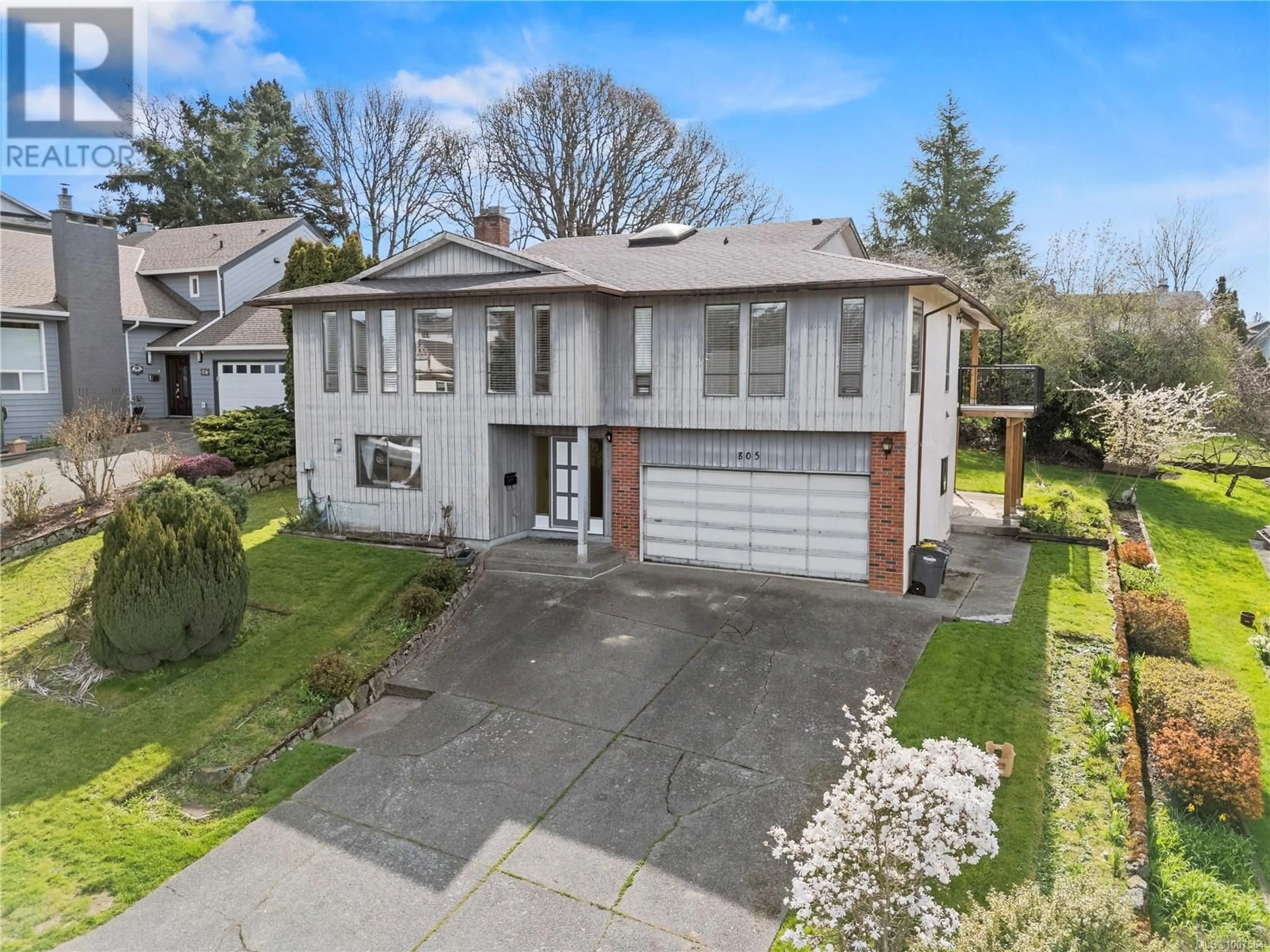 A pic from outside/outdoor area/front of a property/back of a property/a pic from drone, street for 805 KIMBERLY PLACE, Saanich British Columbia V8X4R2