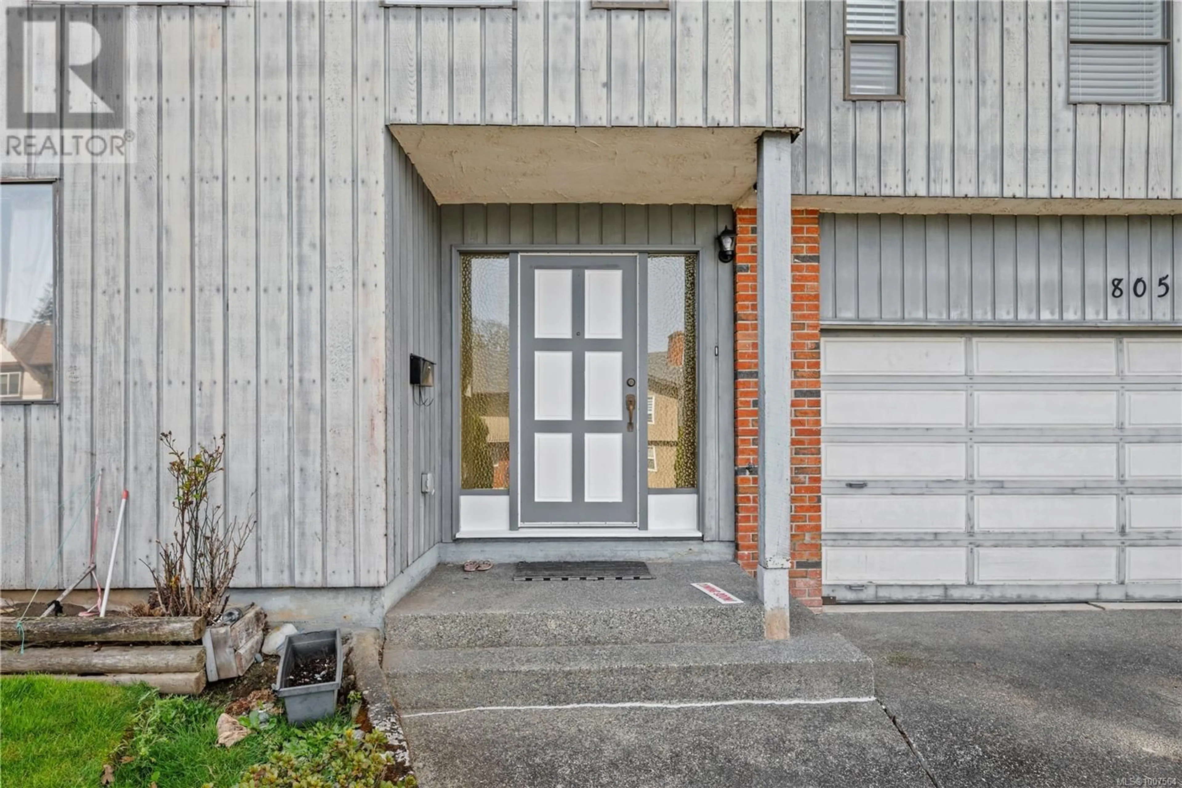 Indoor entryway for 805 KIMBERLY PLACE, Saanich British Columbia V8X4R2