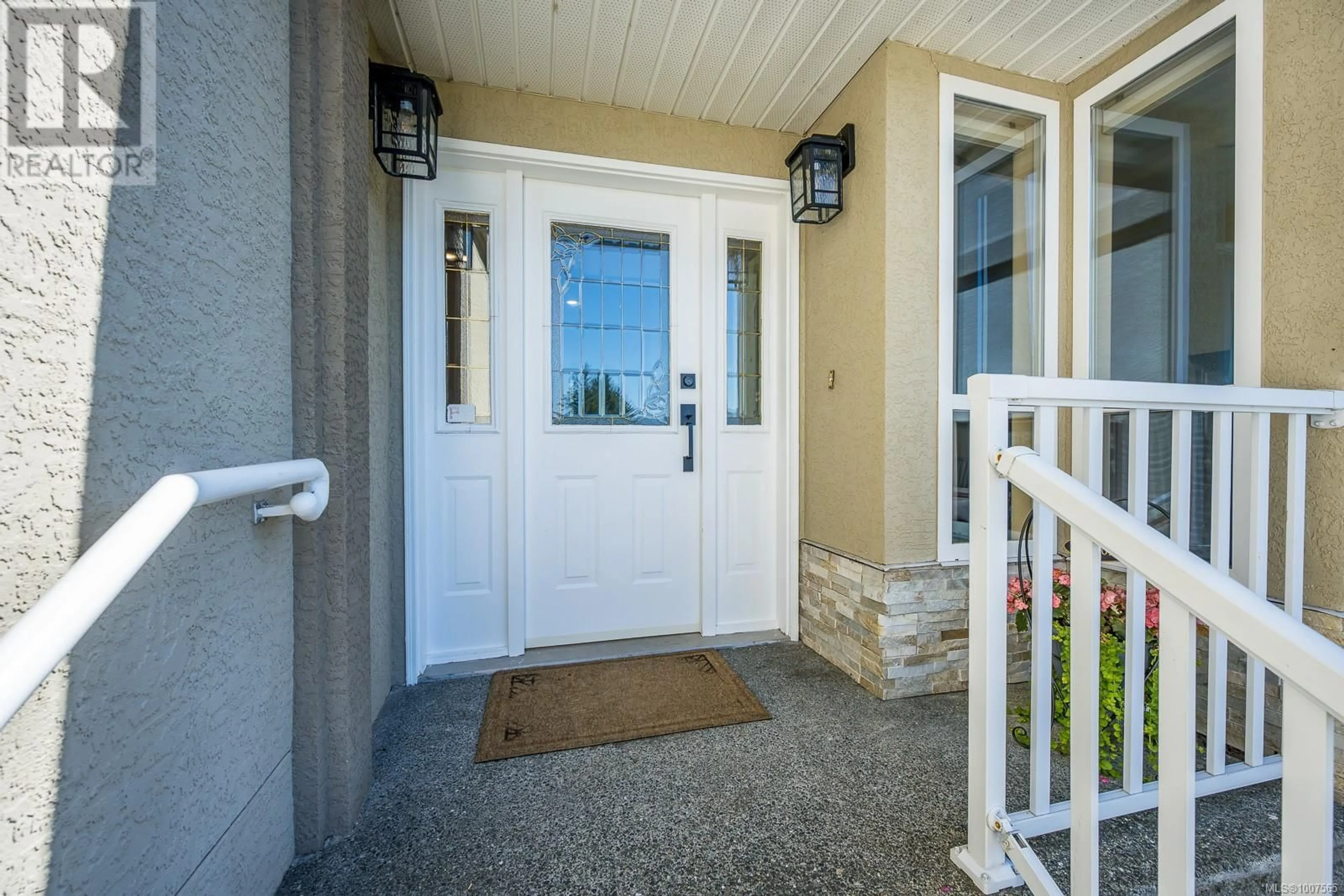 Indoor entryway for 1418 VALLEY VIEW DRIVE, Courtenay British Columbia V9N8T3