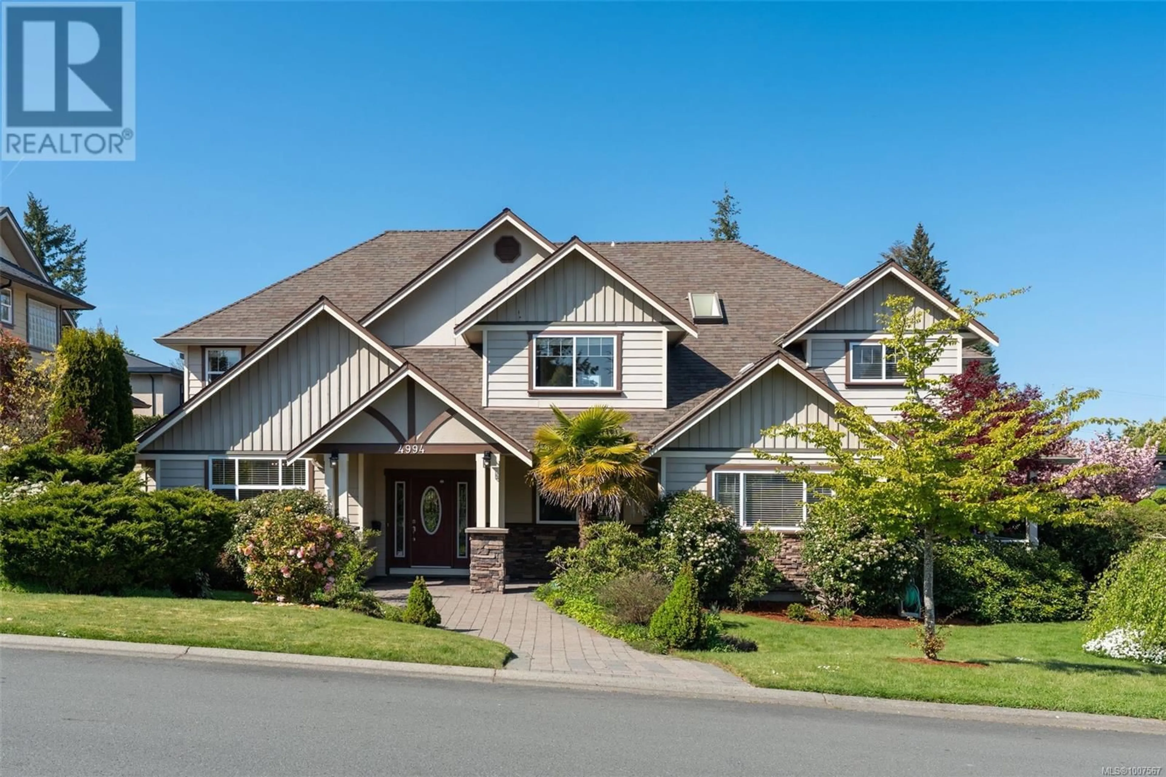 Home with vinyl exterior material, street for 4994 LA QUINTA PLACE, Saanich British Columbia V8Y3G9