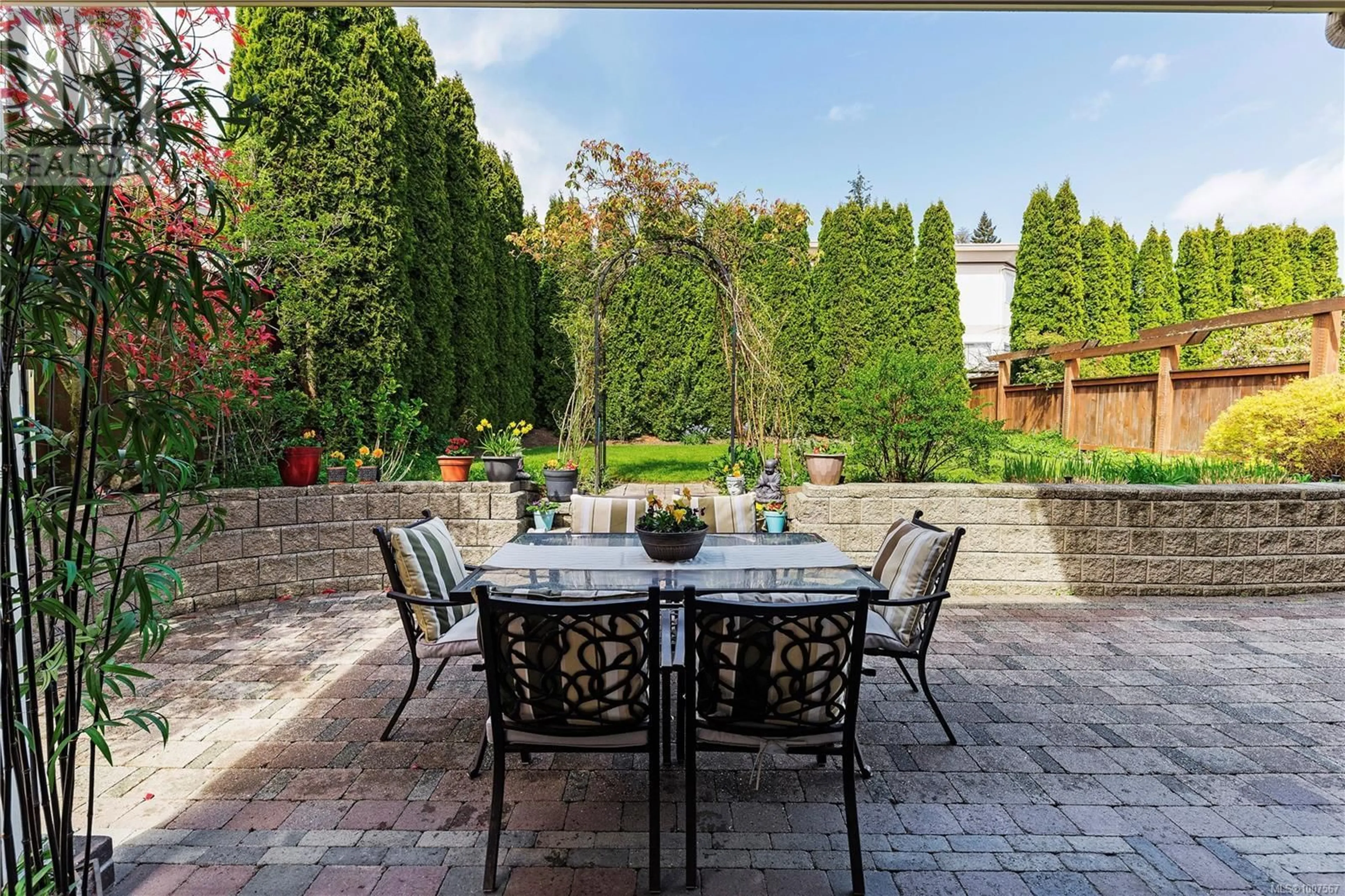 Patio, street for 4994 LA QUINTA PLACE, Saanich British Columbia V8Y3G9