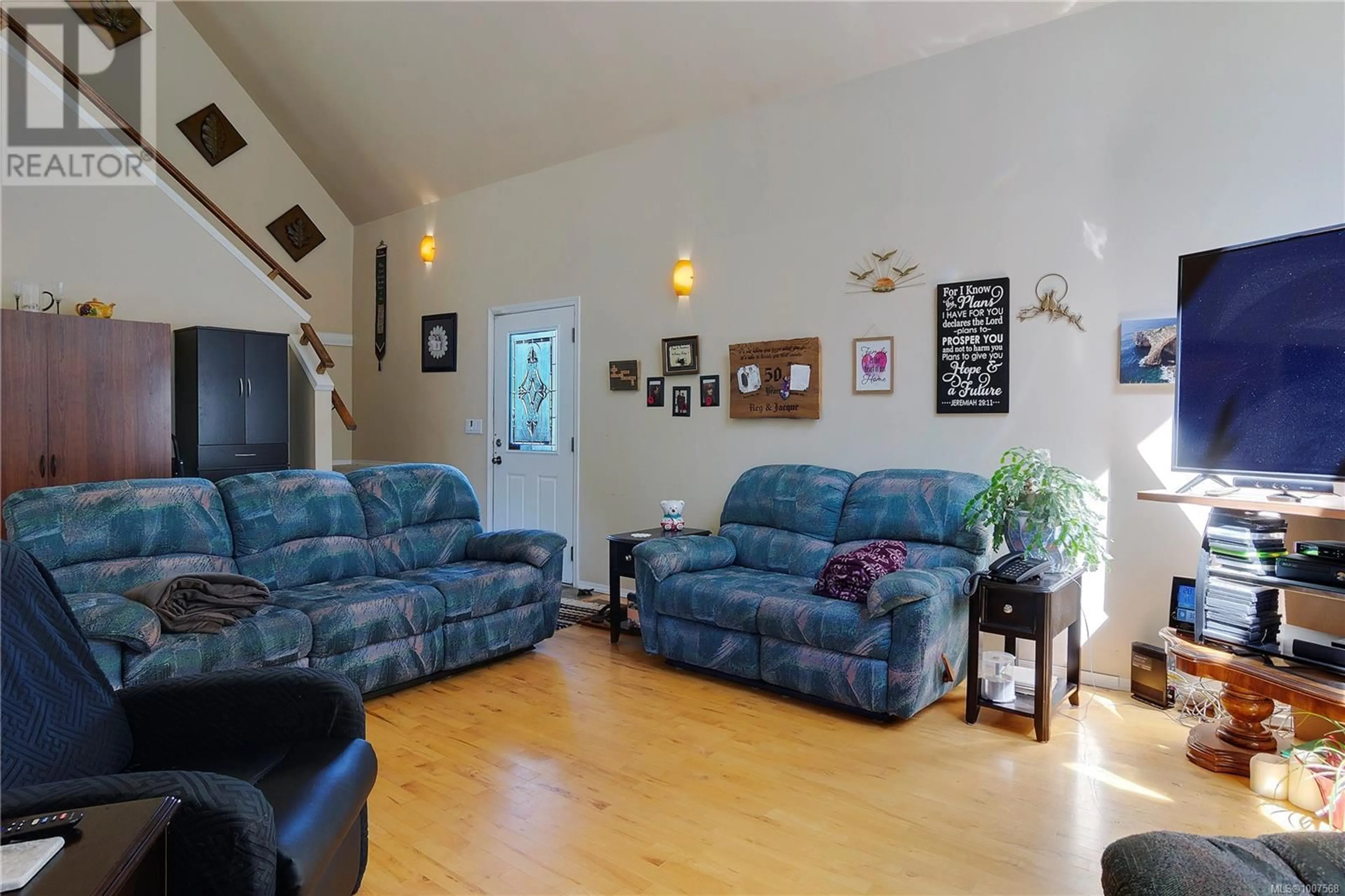 Living room with furniture, wood/laminate floor for CHANDLER ROAD, Ladysmith British Columbia V9G1J5