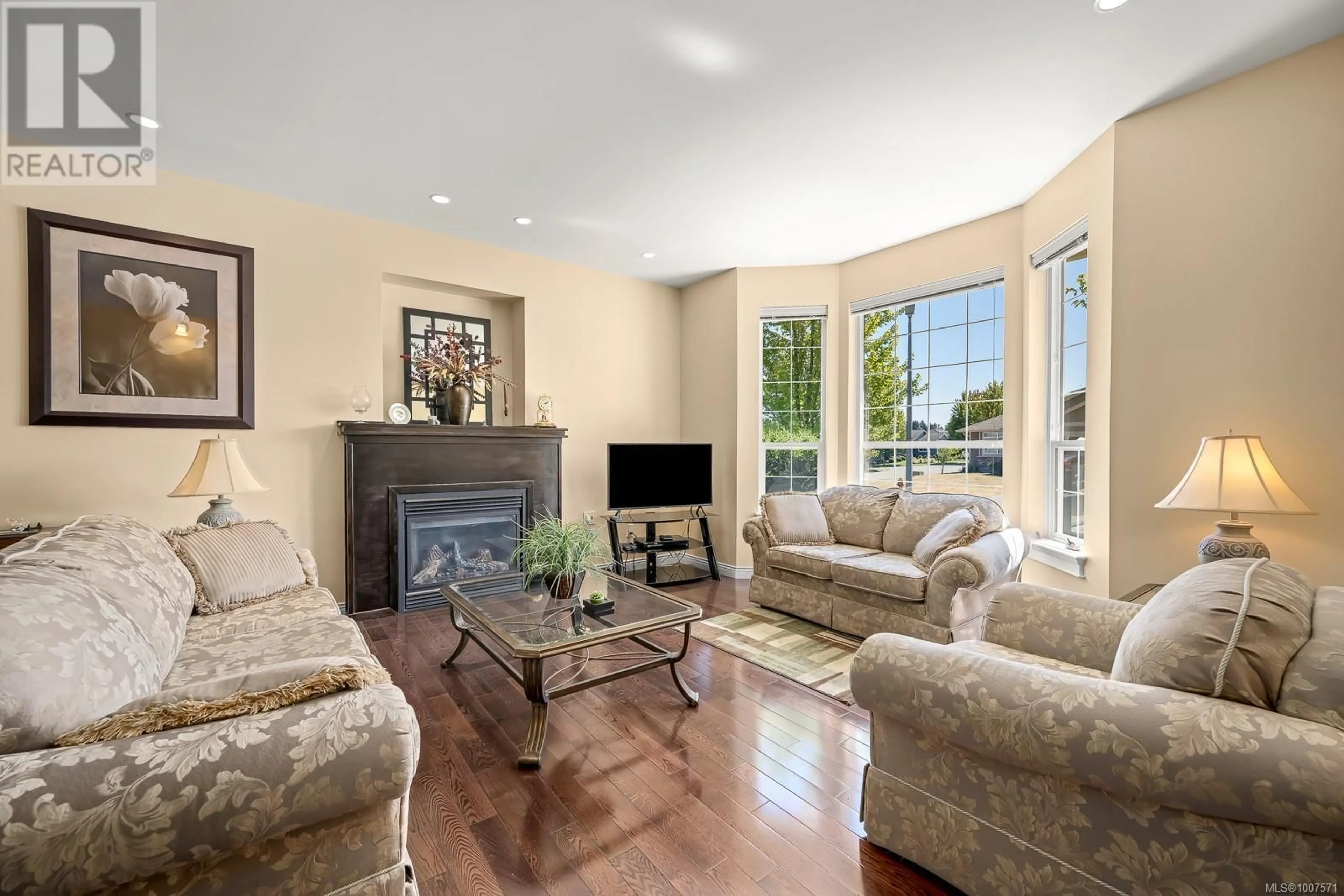 Living room with furniture, unknown for 126 VERMONT DRIVE, Campbell River British Columbia V9W0A4