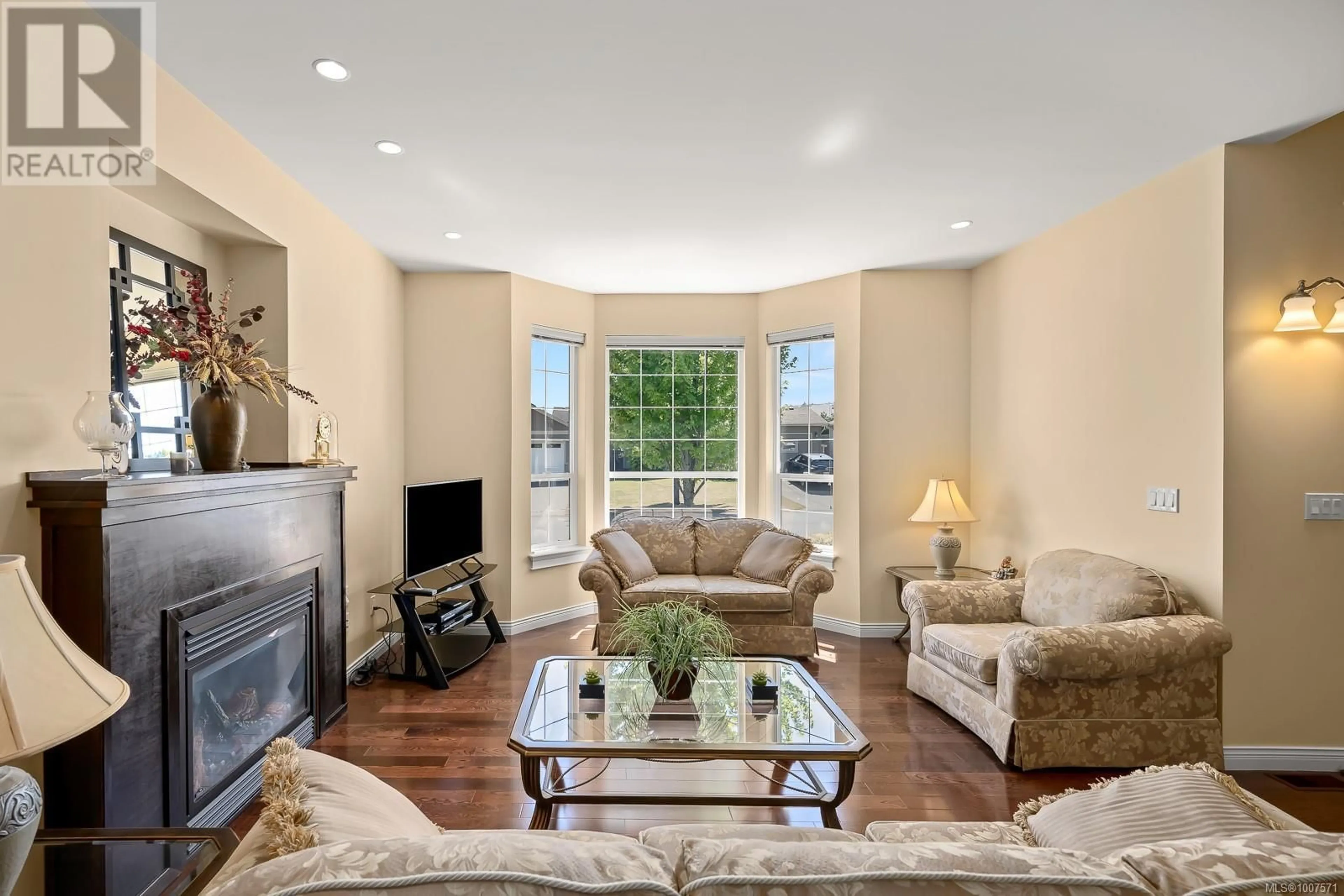 Living room with furniture, ceramic/tile floor for 126 VERMONT DRIVE, Campbell River British Columbia V9W0A4