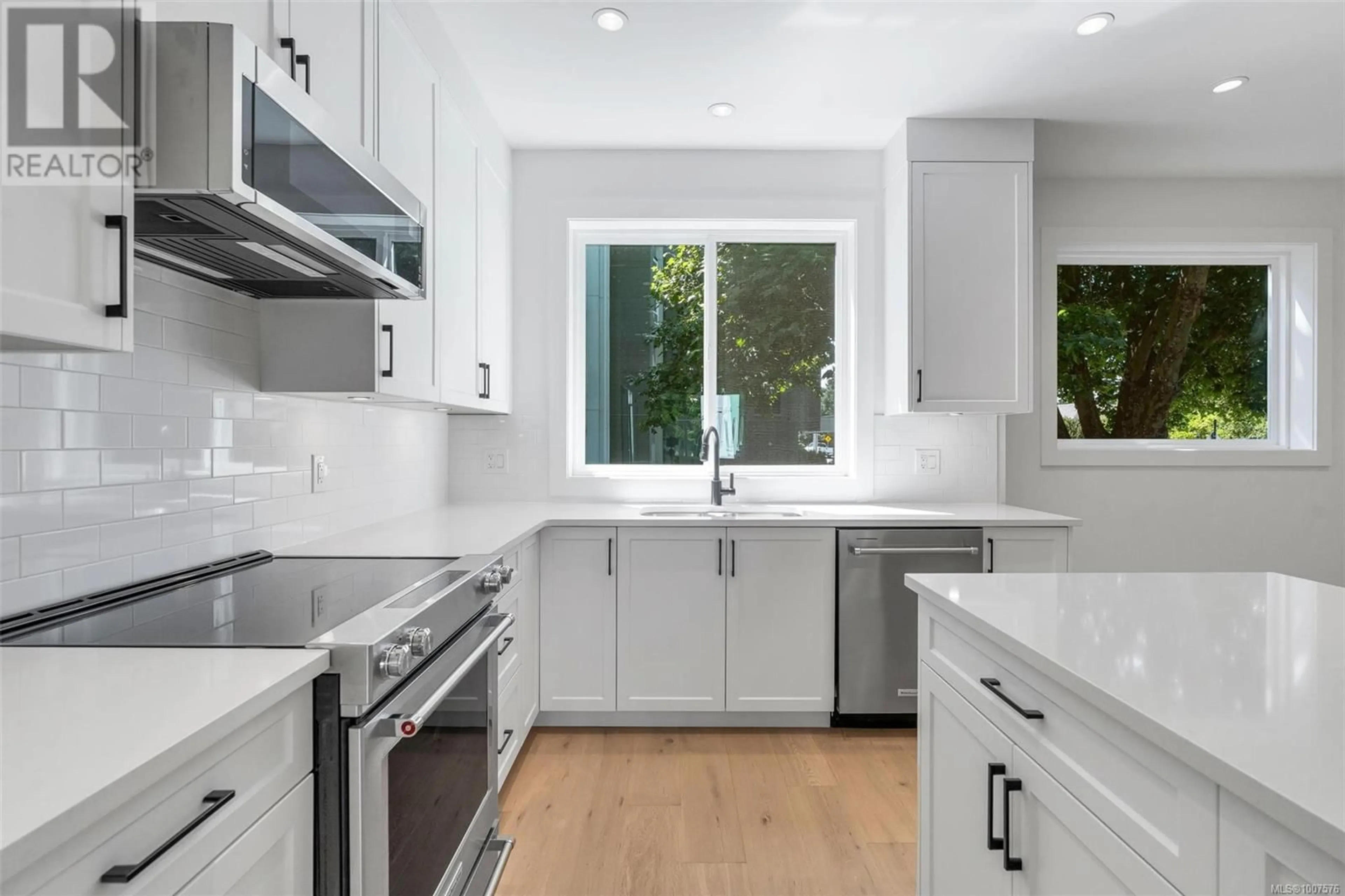 Contemporary kitchen, ceramic/tile floor for 2 - 10145 FIFTH STREET, Sidney British Columbia V8L2X8