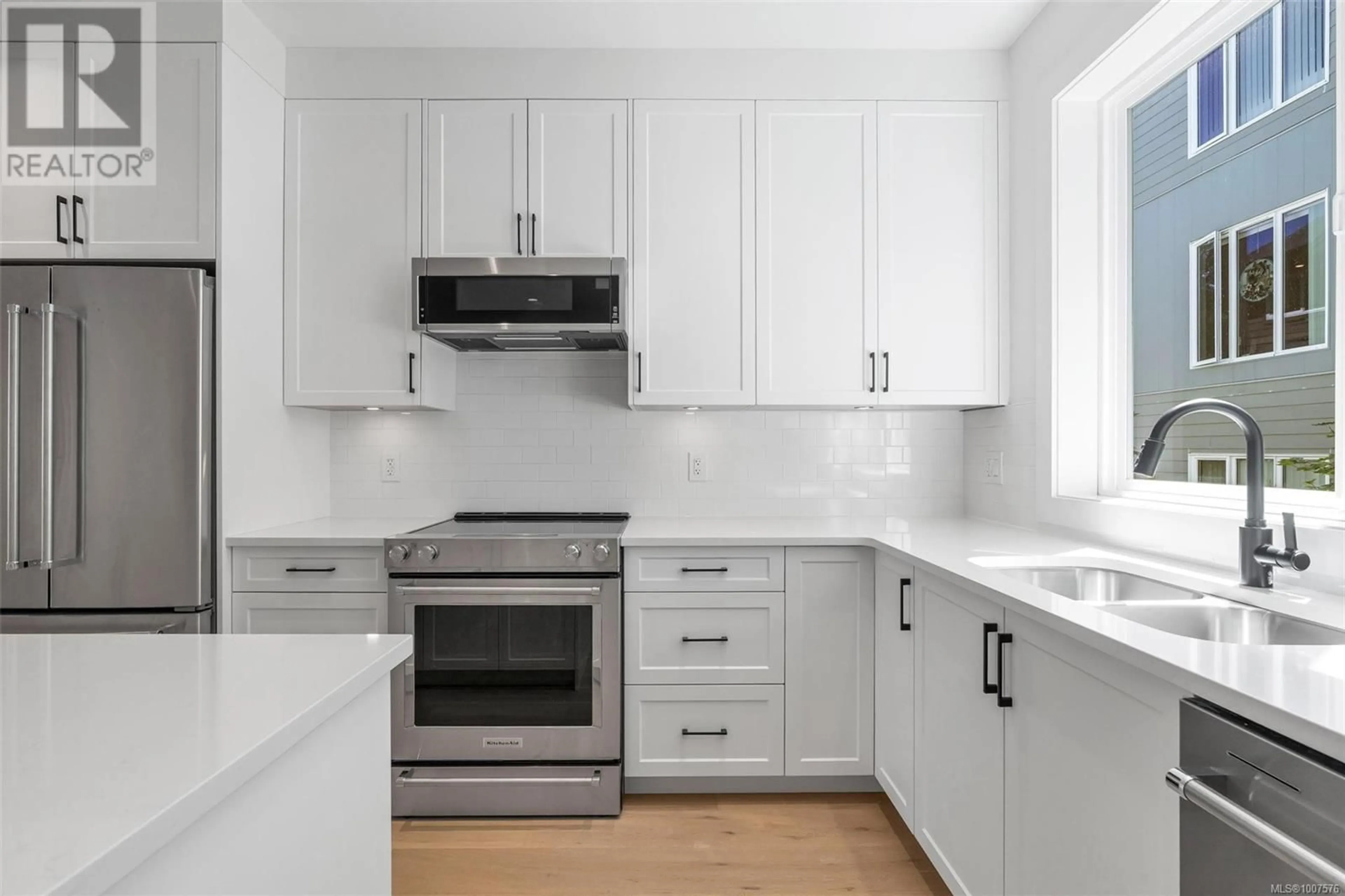 Standard kitchen, unknown for 2 - 10145 FIFTH STREET, Sidney British Columbia V8L2X8