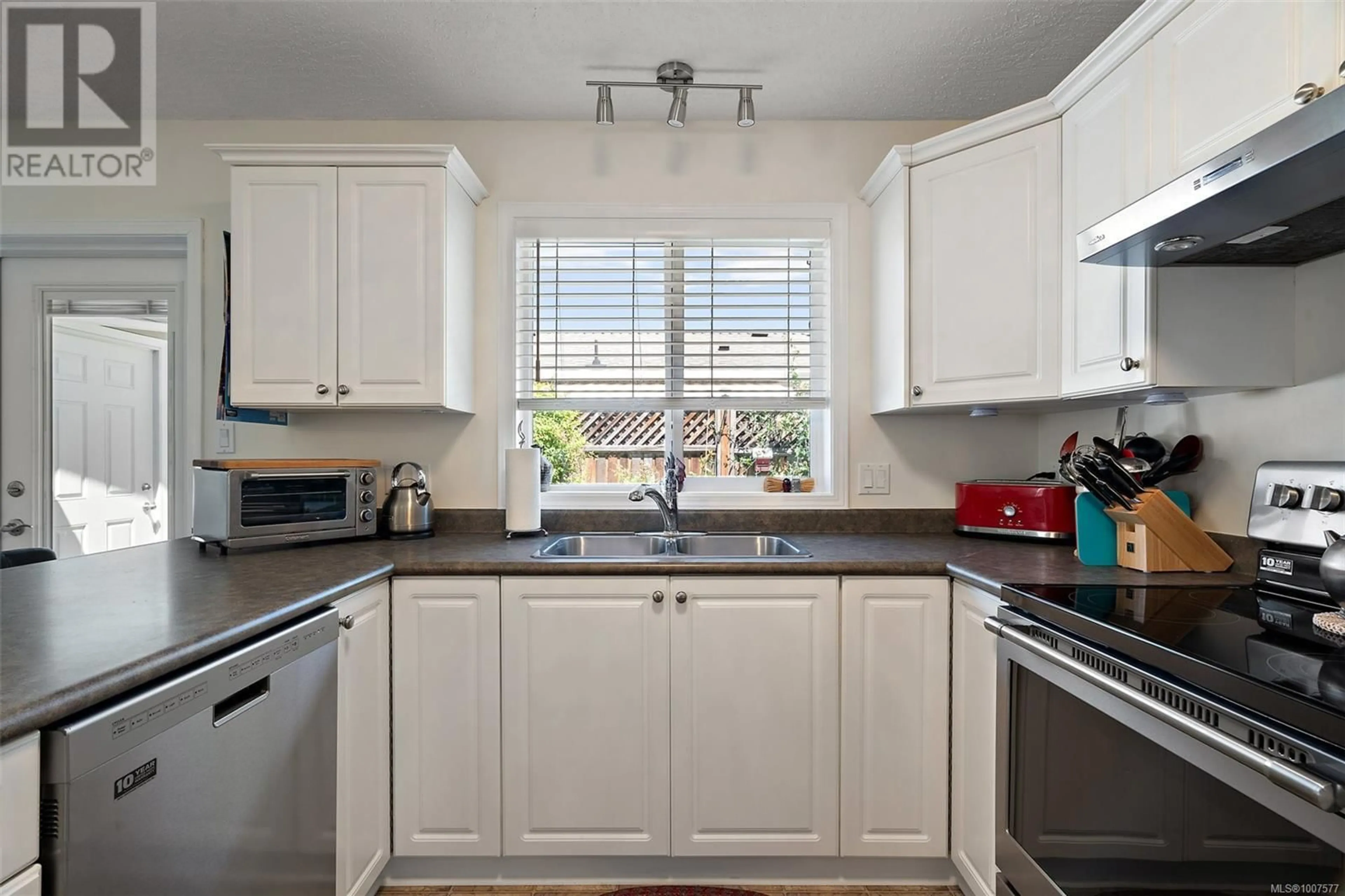 Standard kitchen, unknown for 93 - 7570 TETAYUT ROAD, Central Saanich British Columbia V8M2H4