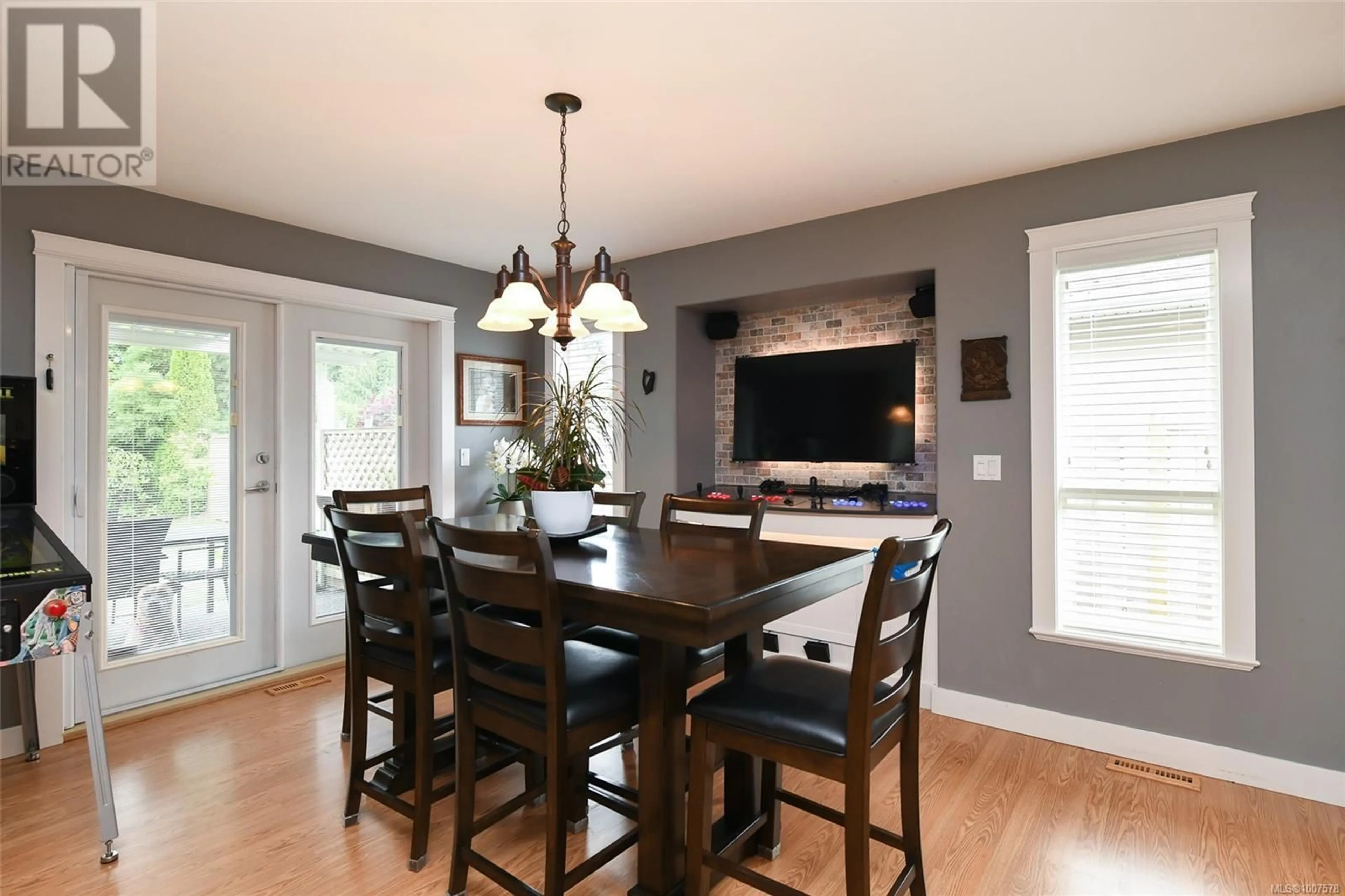 Dining room, wood/laminate floor for 2547 HEBRIDES CRESCENT, Courtenay British Columbia V9N1Y2