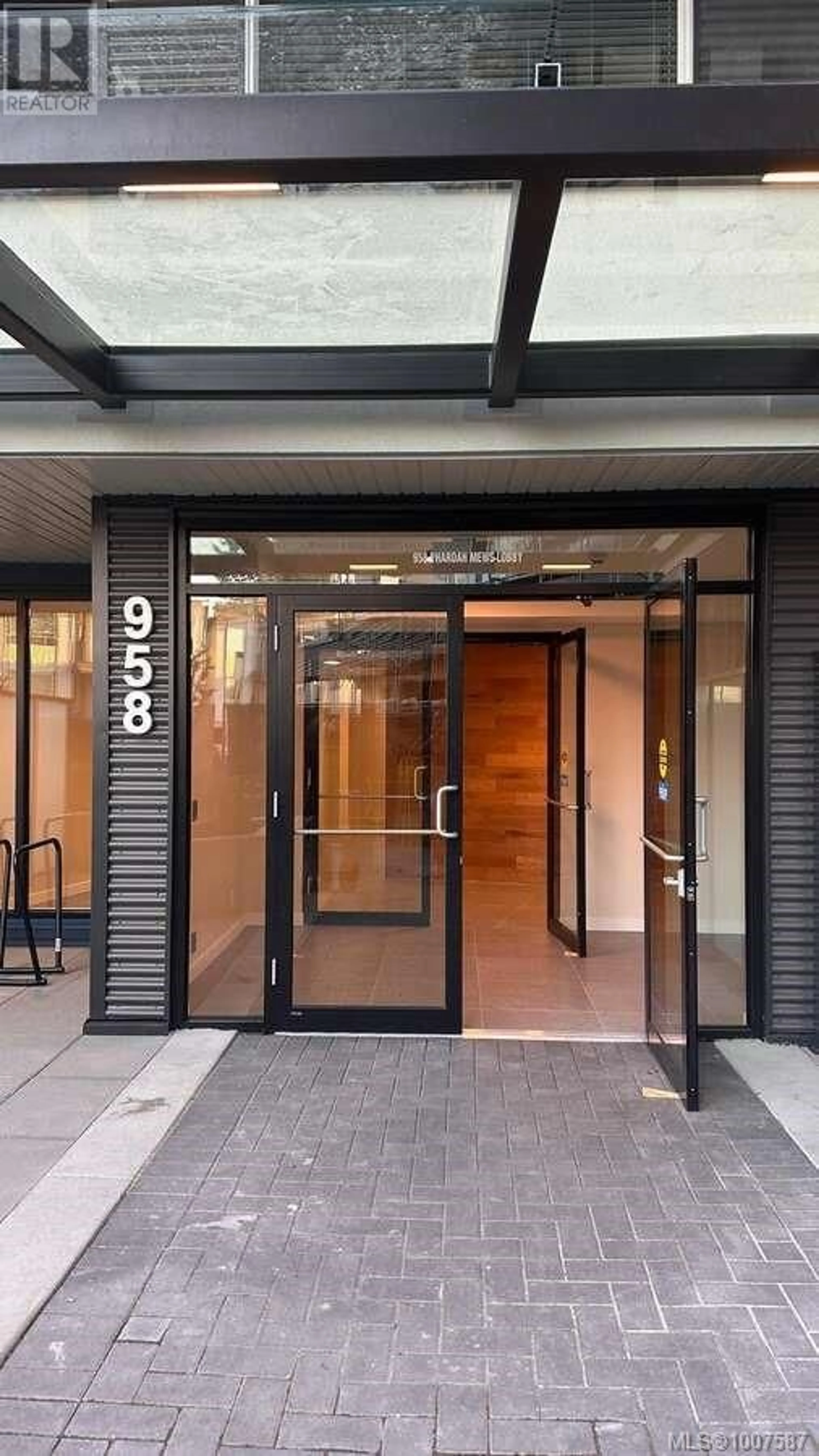 Indoor foyer for 204 - 958 PHAROAH MEWS, Langford British Columbia V9B7A1