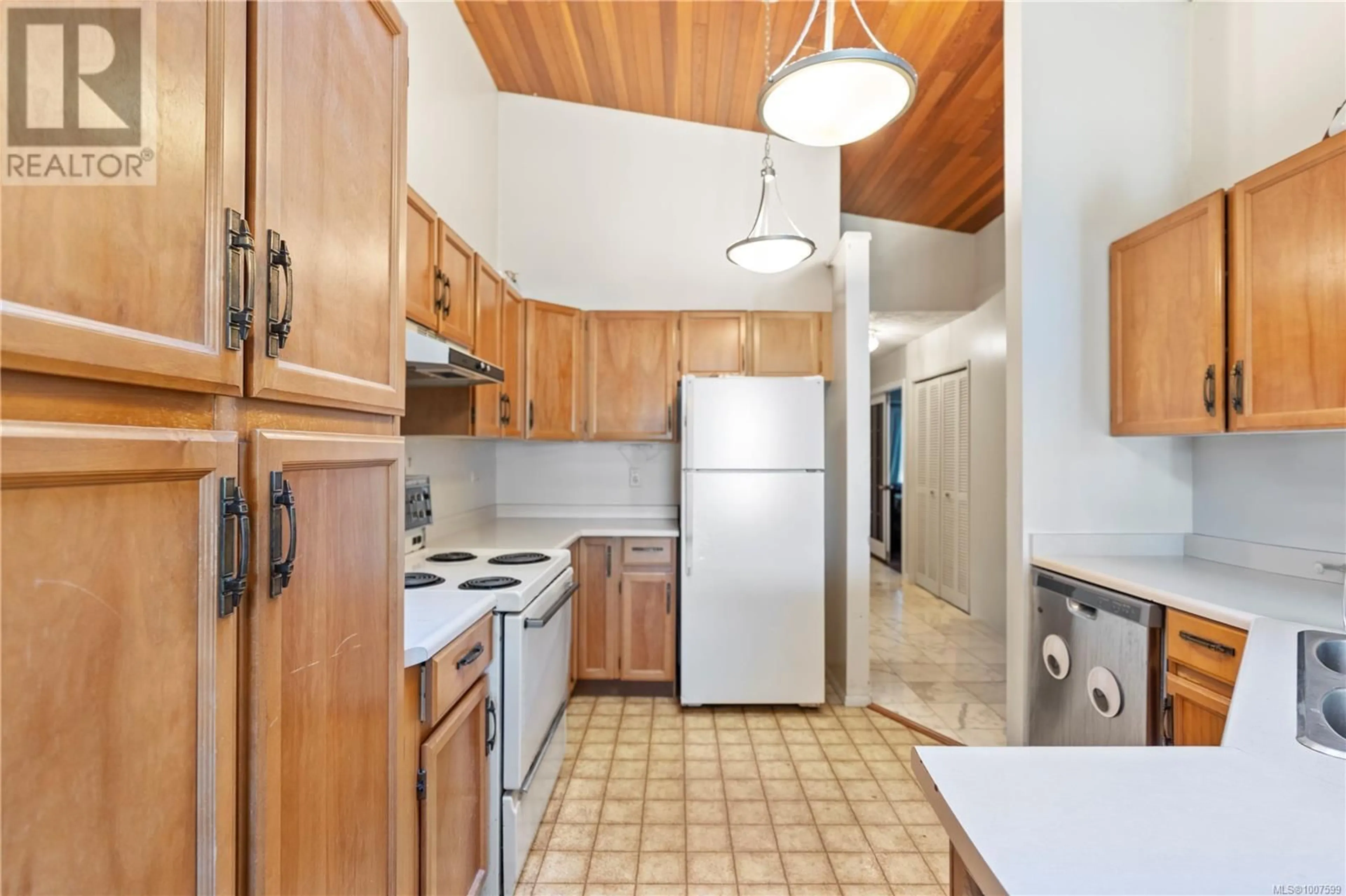 Standard kitchen, ceramic/tile floor for 4412 TYNDALL AVENUE, Saanich British Columbia V8N3S1