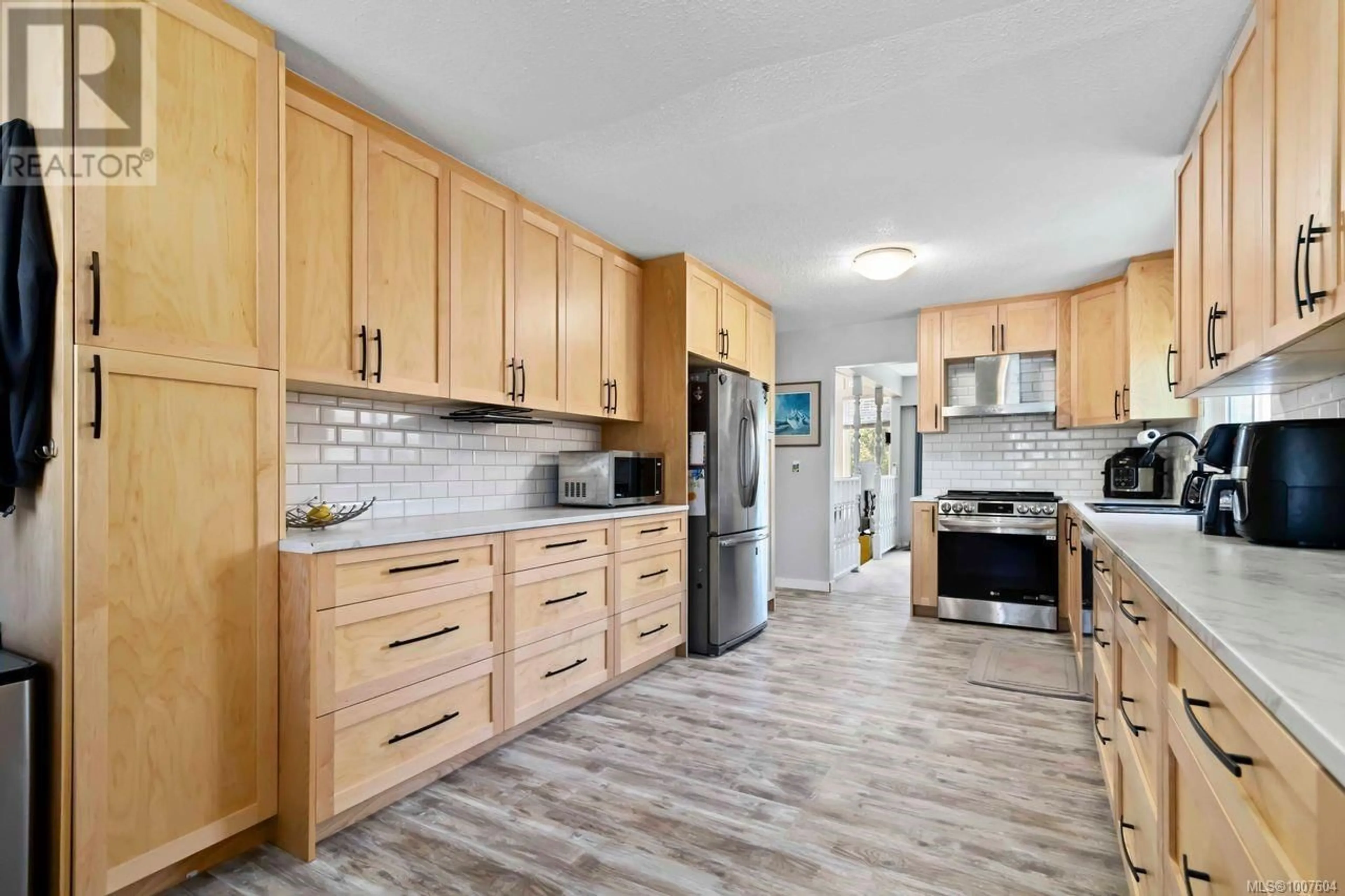 Open concept kitchen, unknown for 740 MANN AVENUE, Saanich British Columbia V8Z3C2