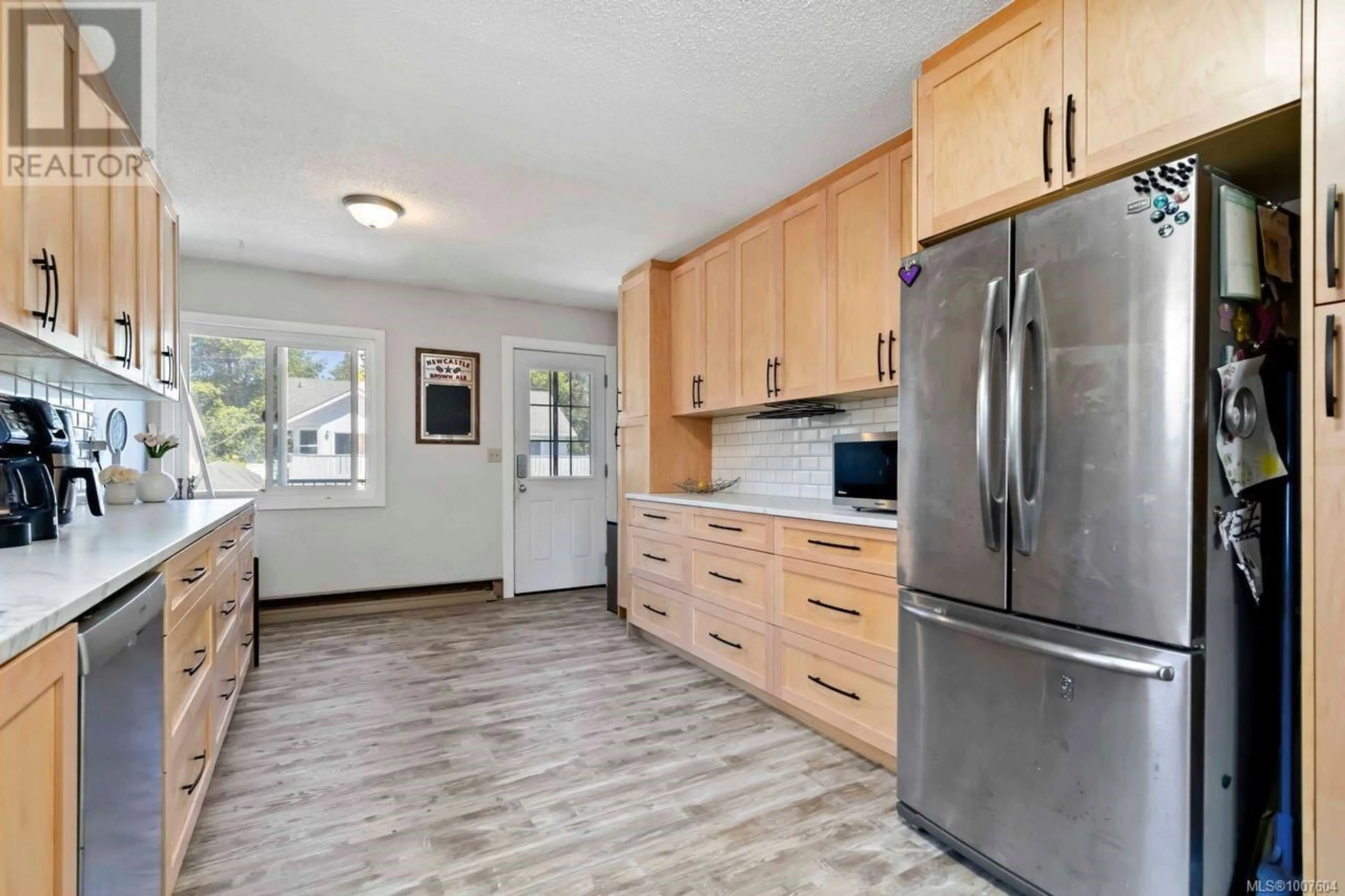 Open concept kitchen, unknown for 740 MANN AVENUE, Saanich British Columbia V8Z3C2