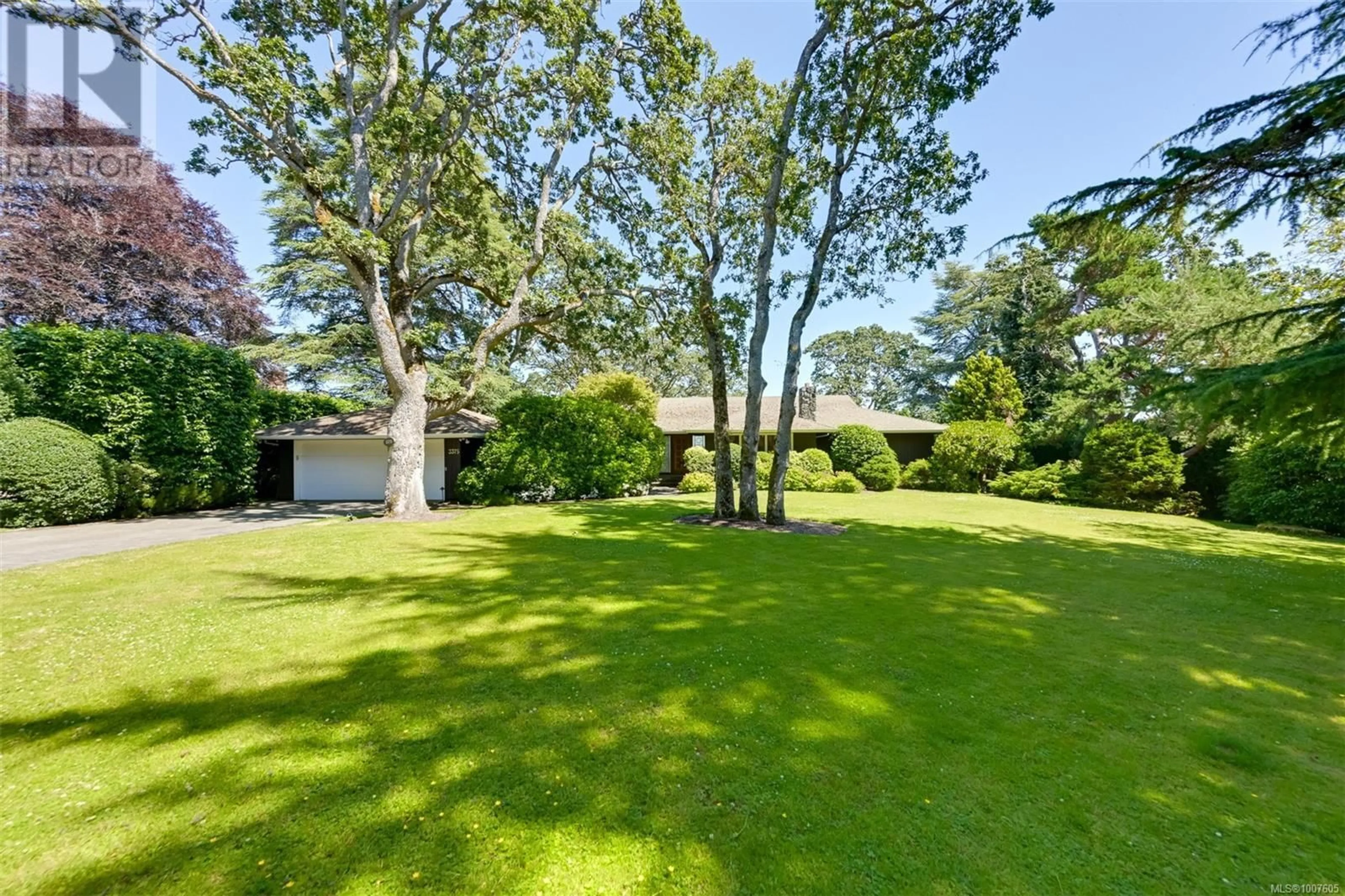 A pic from outside/outdoor area/front of a property/back of a property/a pic from drone, unknown for 3375 UPPER TERRACE ROAD, Oak Bay British Columbia V8R6E5