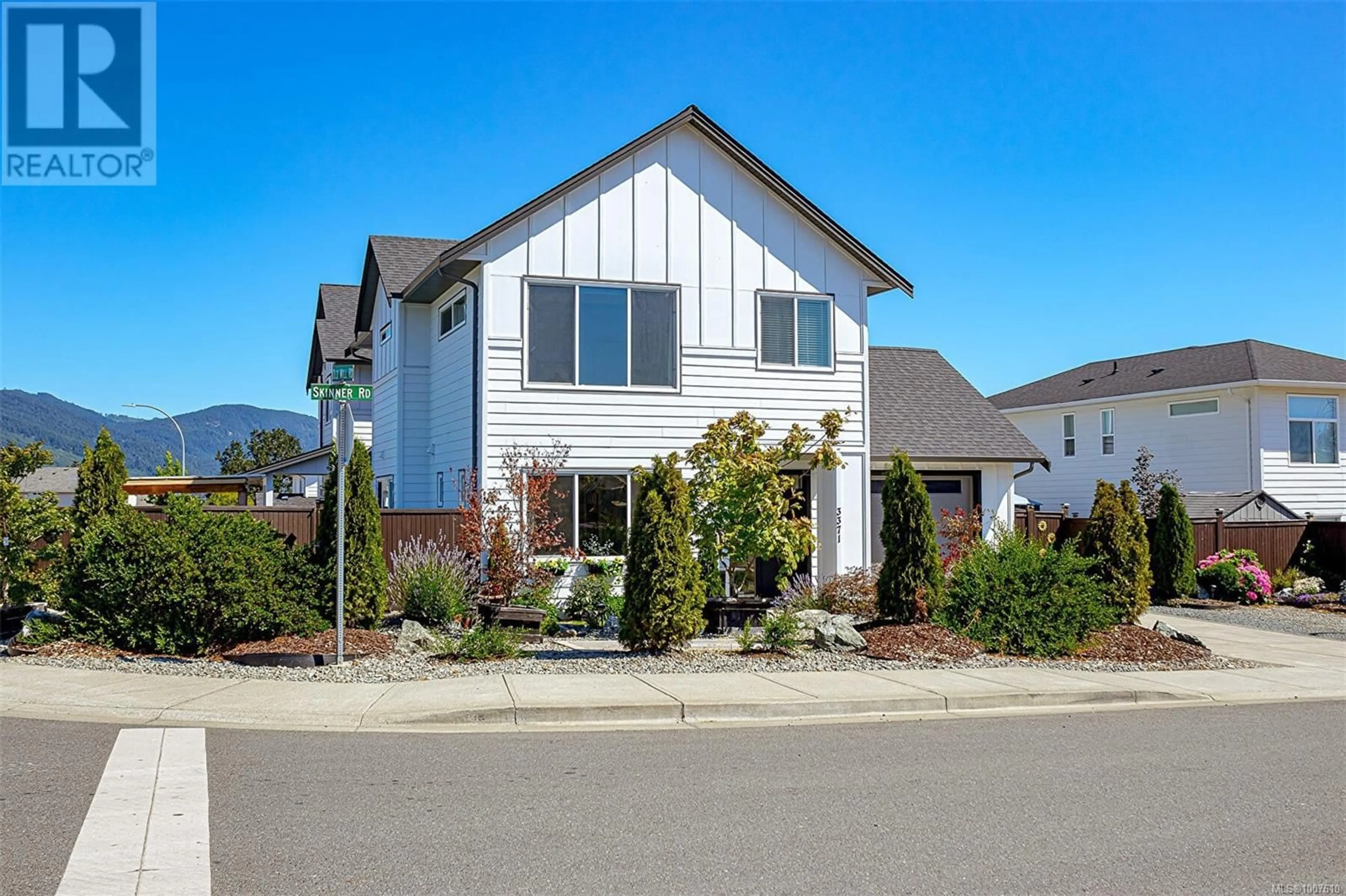 Home with vinyl exterior material, street for 3371 SKINNER ROAD, Duncan British Columbia V9L0G7