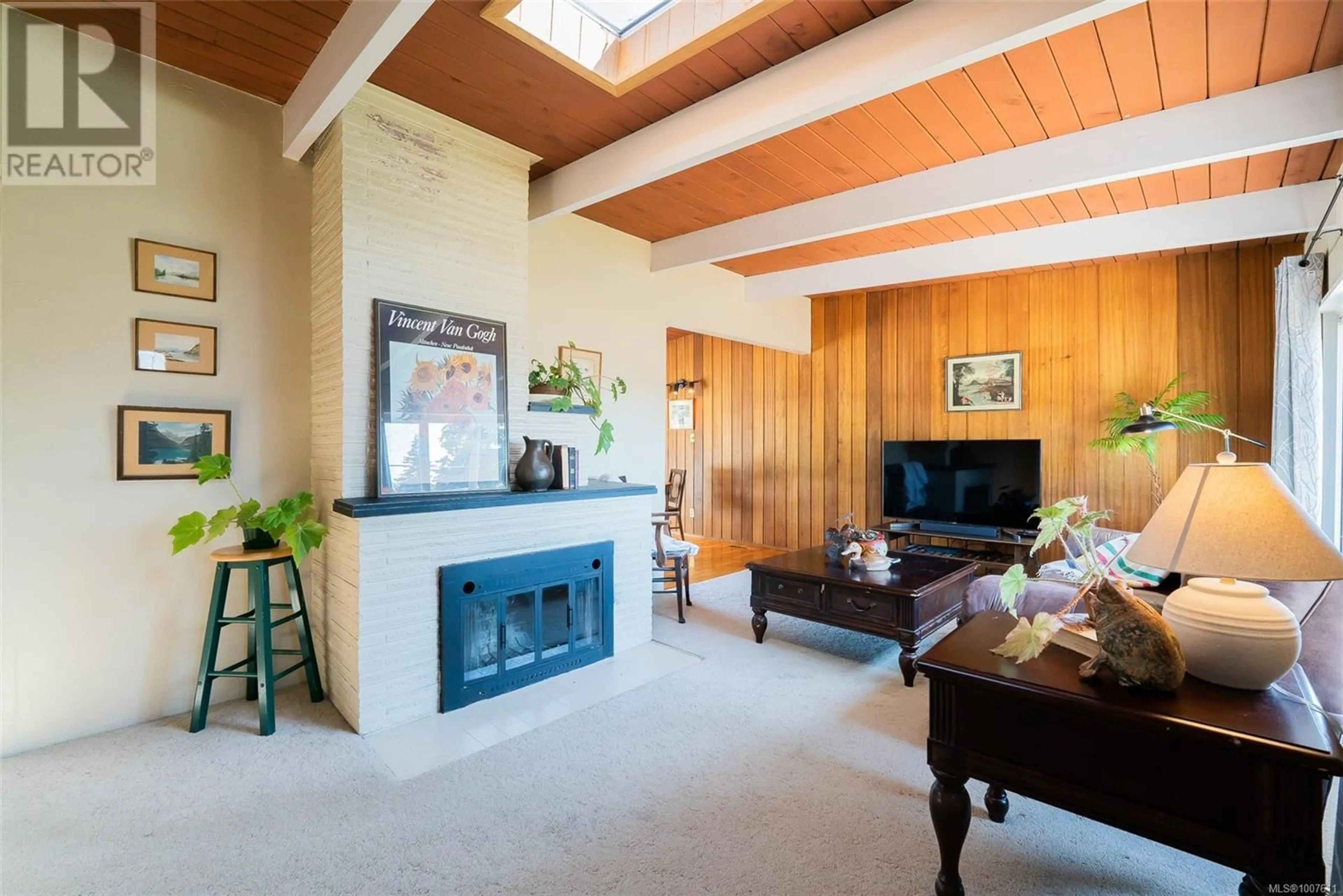 Living room with furniture, wood/laminate floor for 1090 DUFFERIN CRESCENT, Nanaimo British Columbia V9S2B6