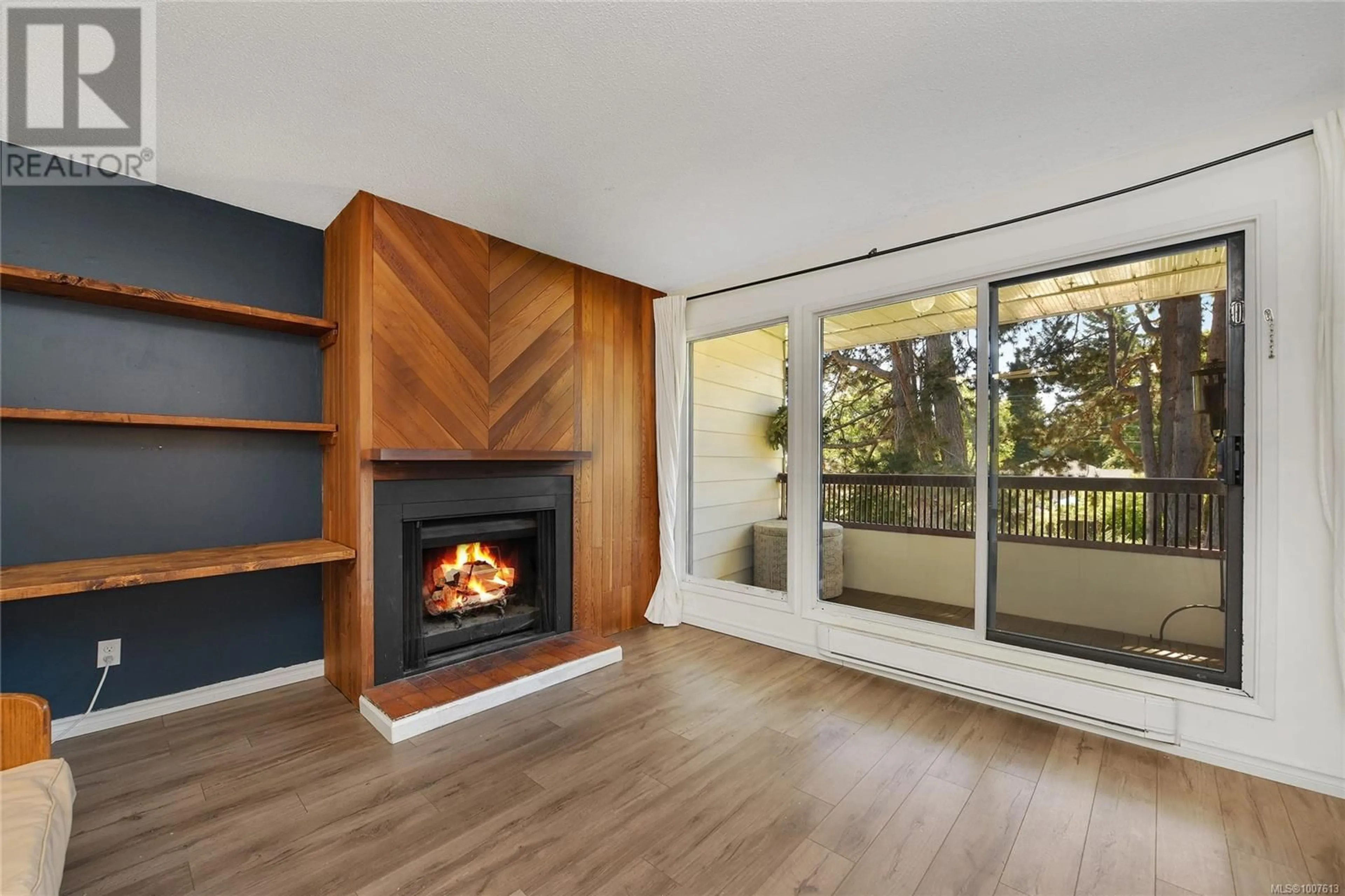 Living room with furniture, wood/laminate floor for 10 - 1956 GLENIDLE ROAD, Sooke British Columbia V9Z0B2