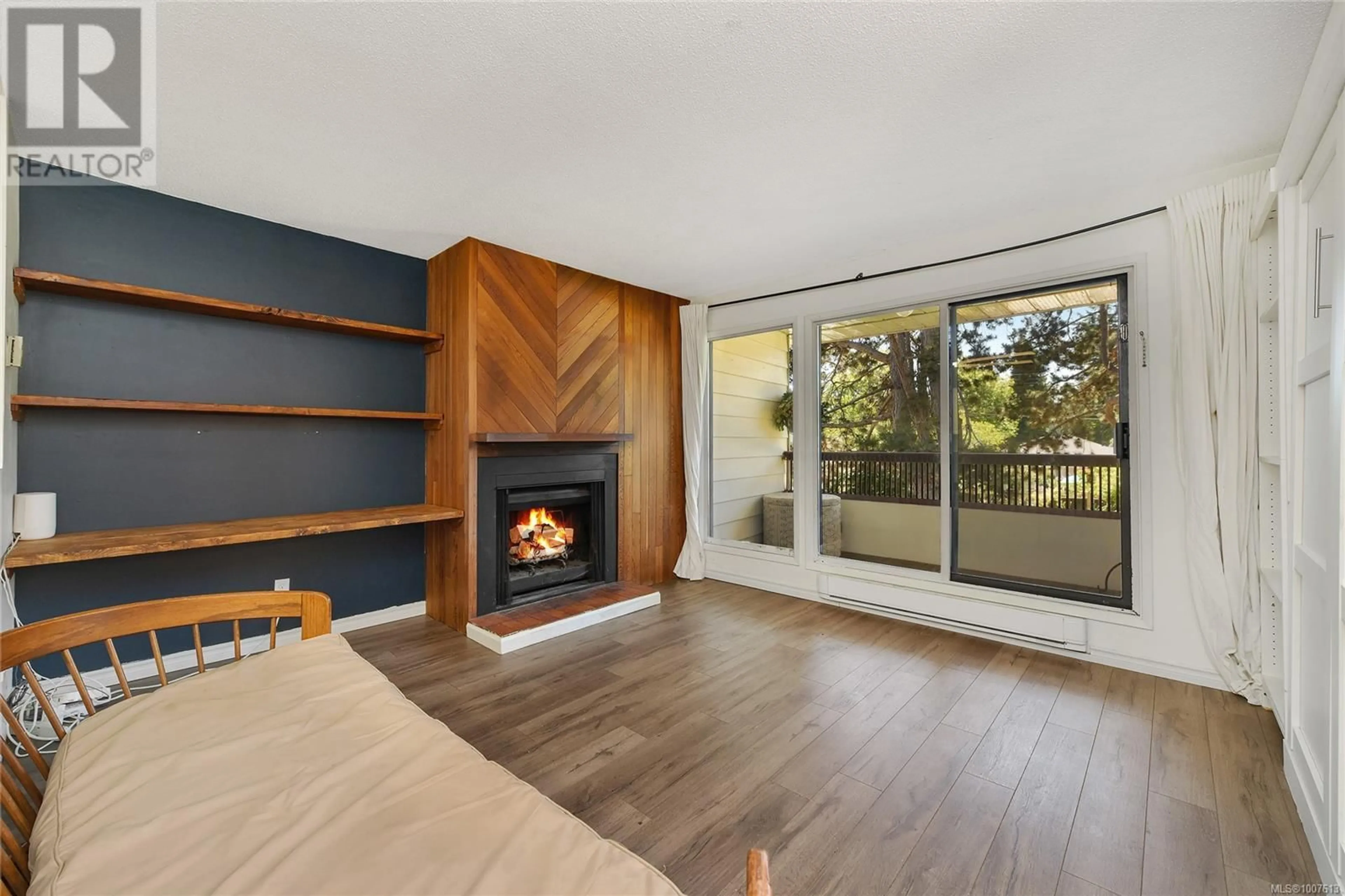 Living room with furniture, wood/laminate floor for 10 - 1956 GLENIDLE ROAD, Sooke British Columbia V9Z0B2