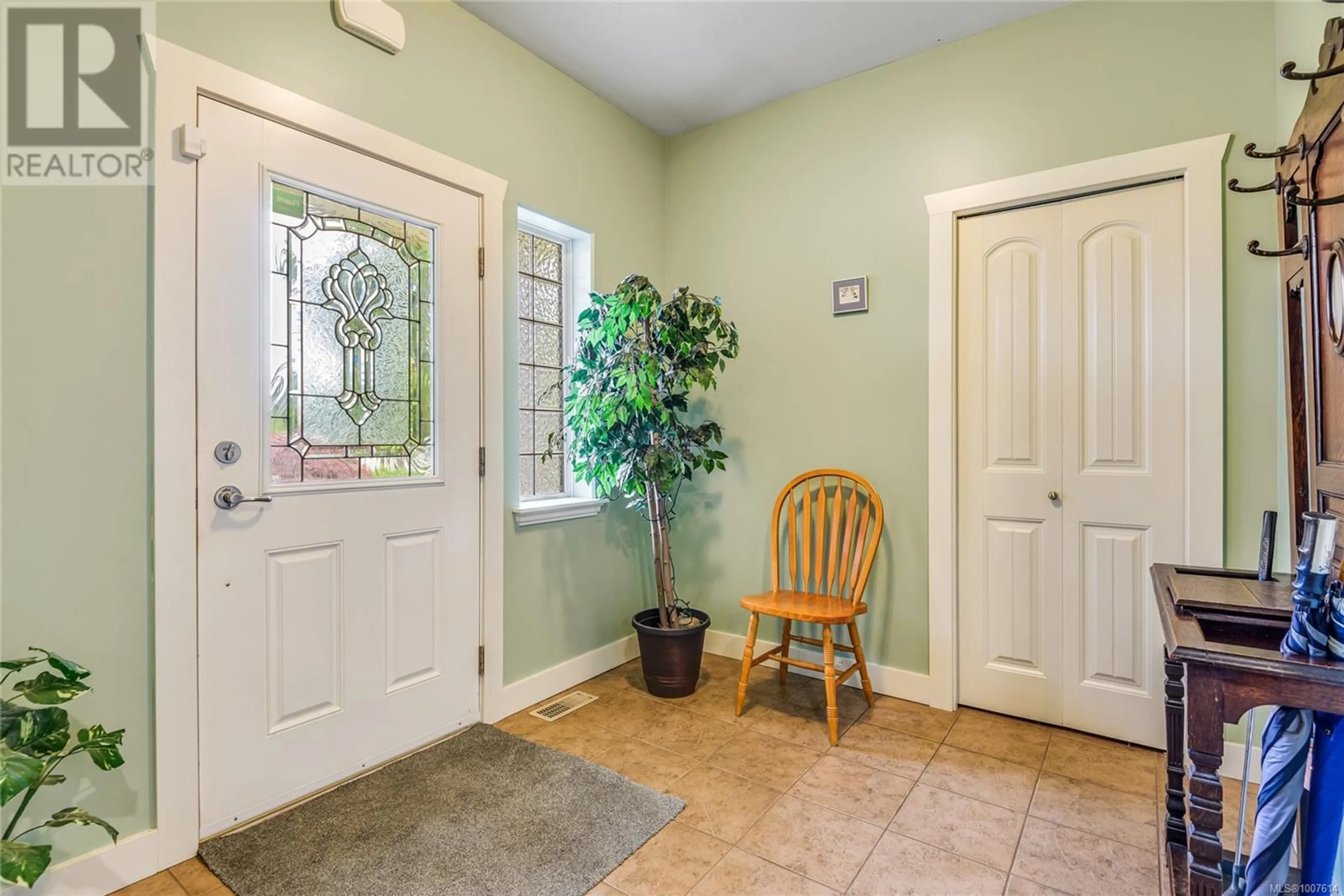 Indoor entryway for 1 - 346 ERICKSON ROAD, Campbell River British Columbia V9W1S7