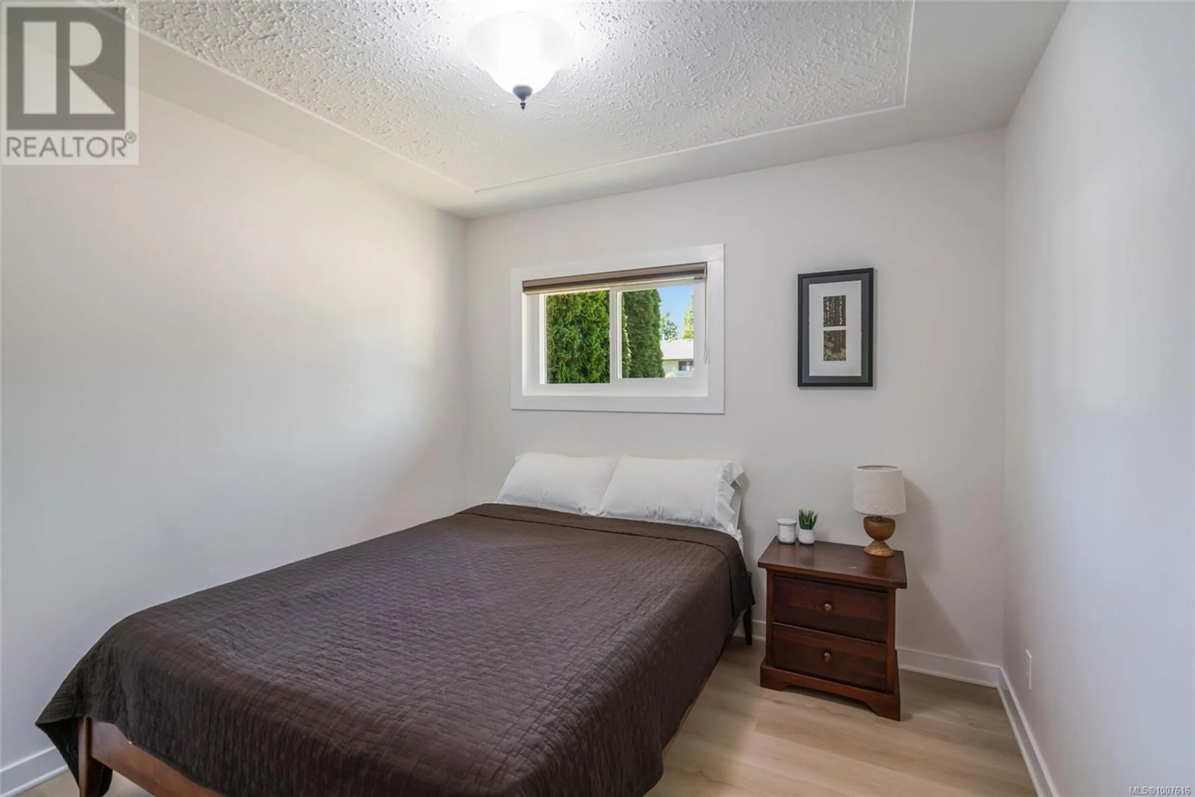 Bedroom with bed, unknown for 2135 WILLEMAR AVENUE, Courtenay British Columbia V9N3M7