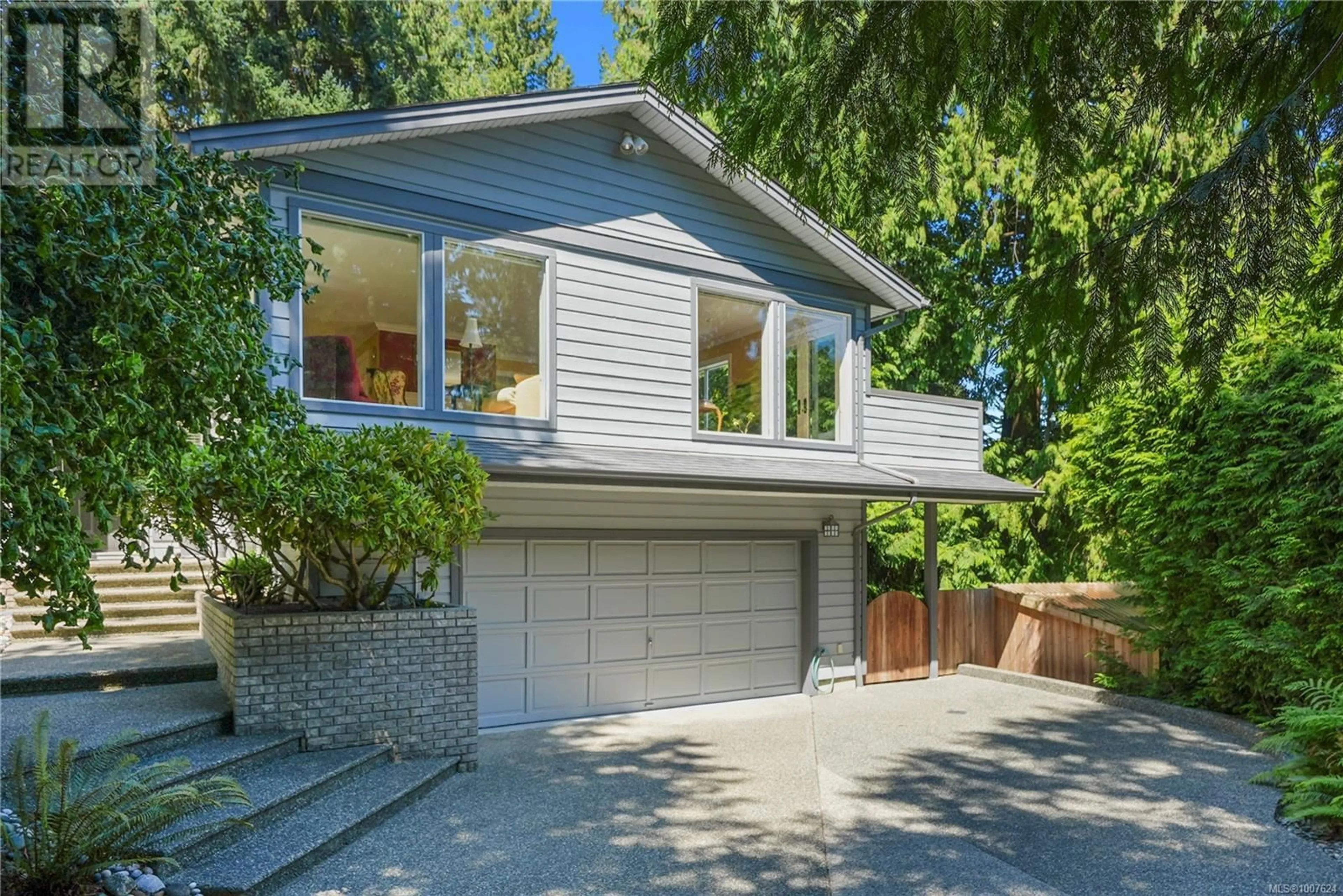 Home with vinyl exterior material, street for 4813 SEA RIDGE DRIVE, Saanich British Columbia V8Y3B6