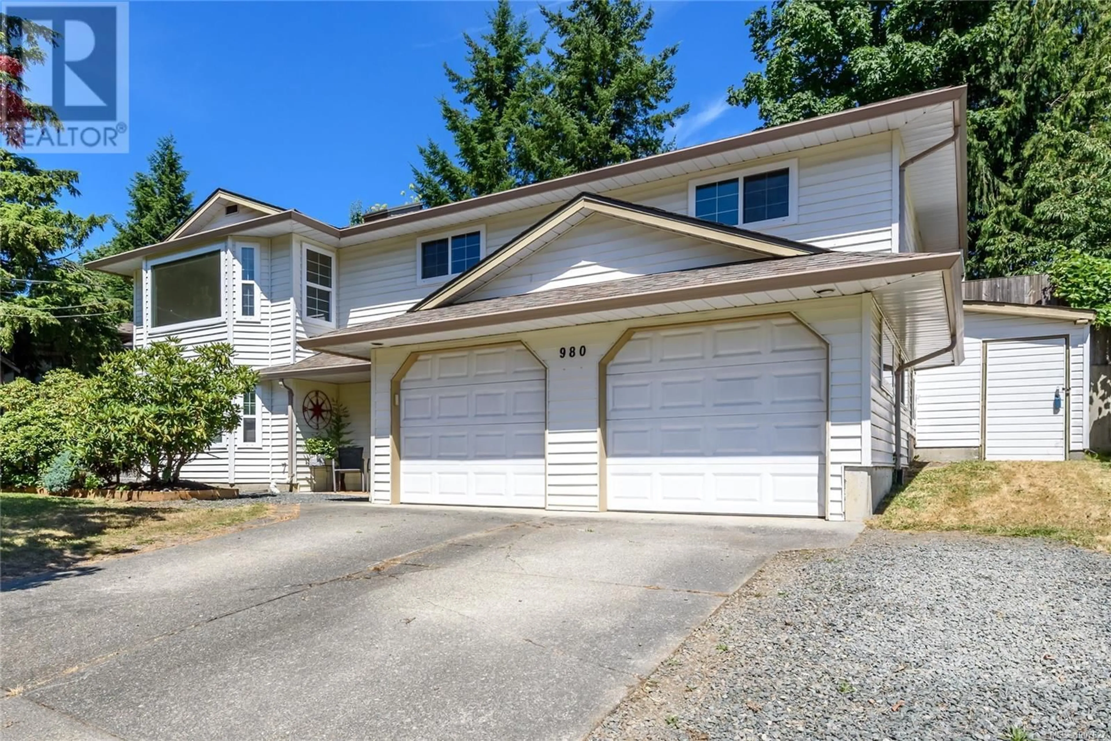 Home with vinyl exterior material, street for 980 SPRINGBOK ROAD, Campbell River British Columbia V9W6J5
