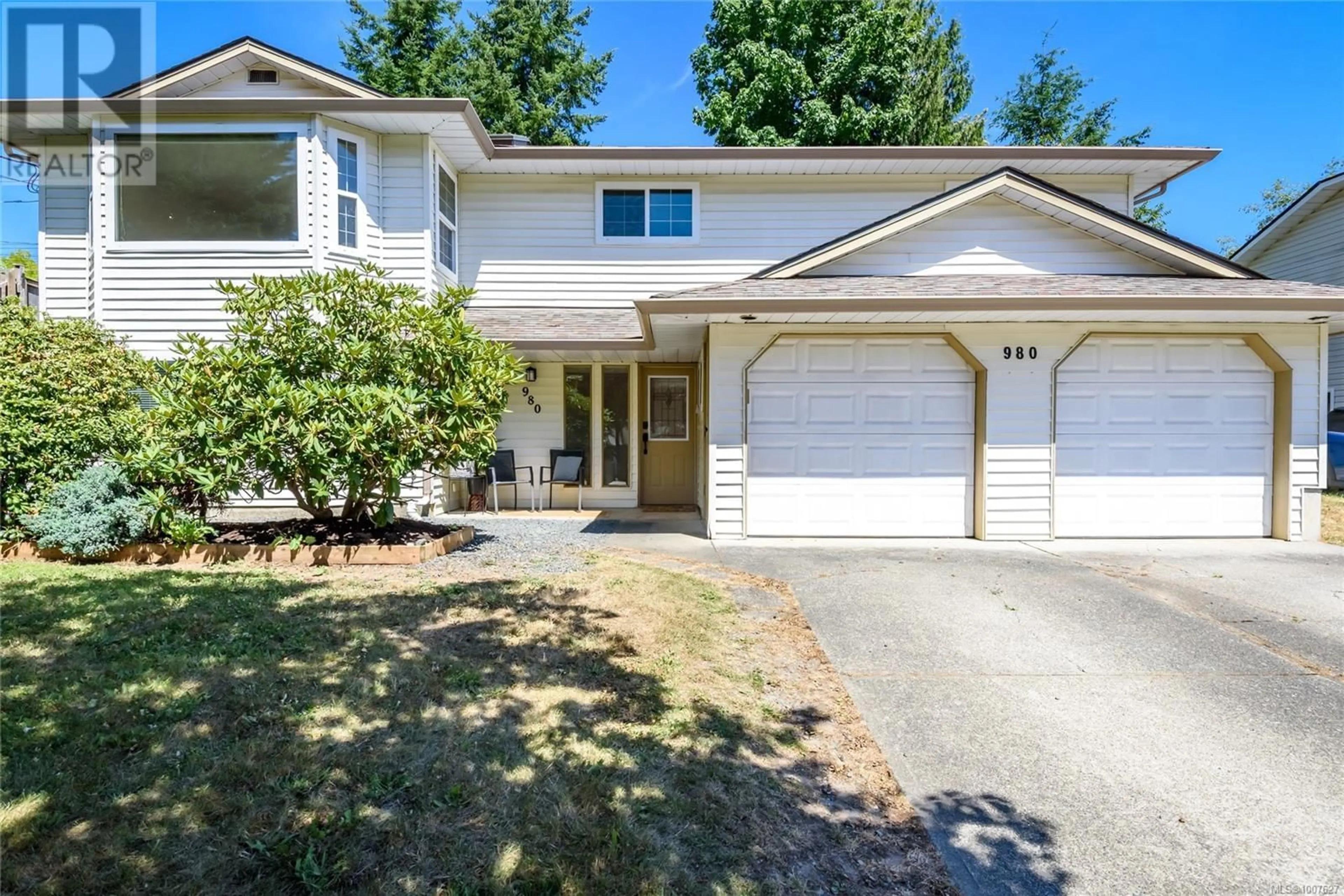 Home with vinyl exterior material, street for 980 SPRINGBOK ROAD, Campbell River British Columbia V9W6J5