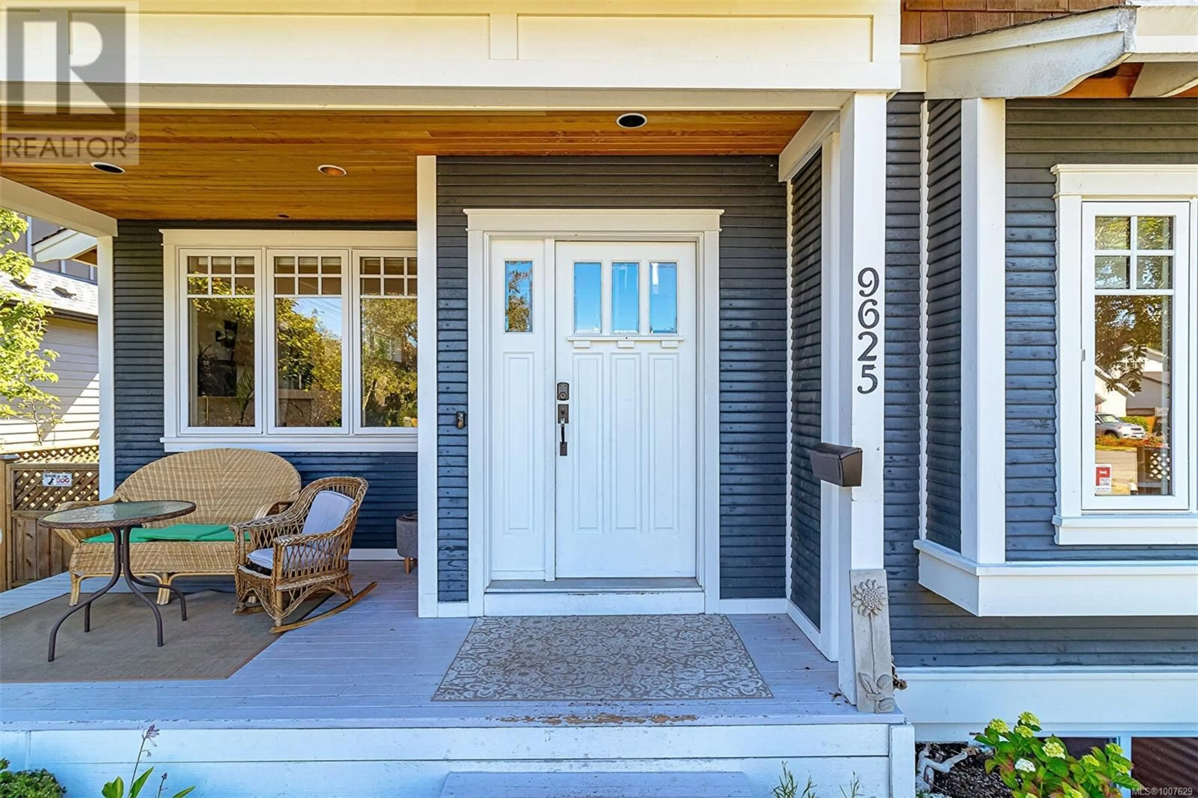 Indoor entryway for 9625 SEVENTH STREET, Sidney British Columbia V8L2V4