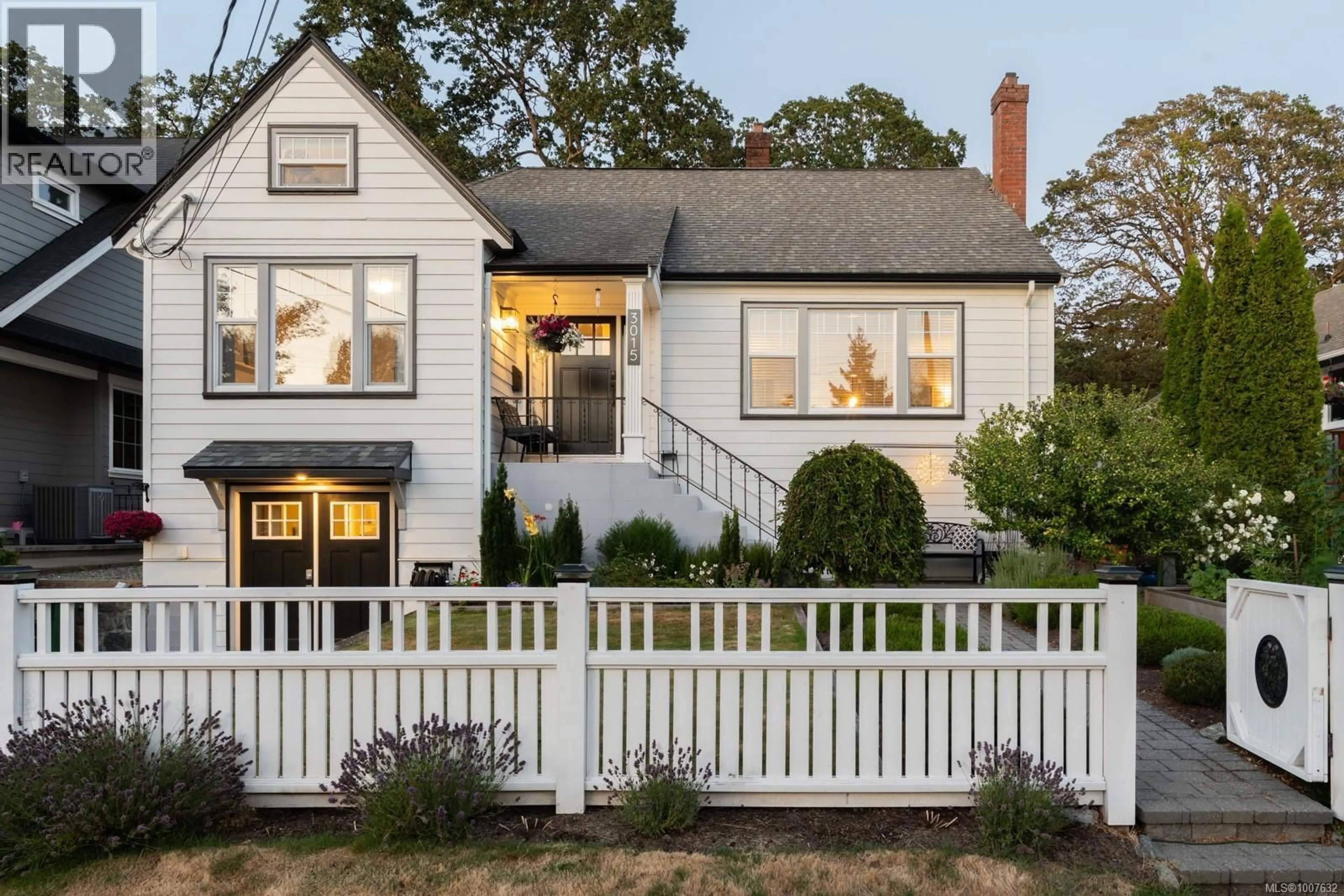 Home with vinyl exterior material, street for 3015 FIFTH STREET, Victoria British Columbia V8T4B6