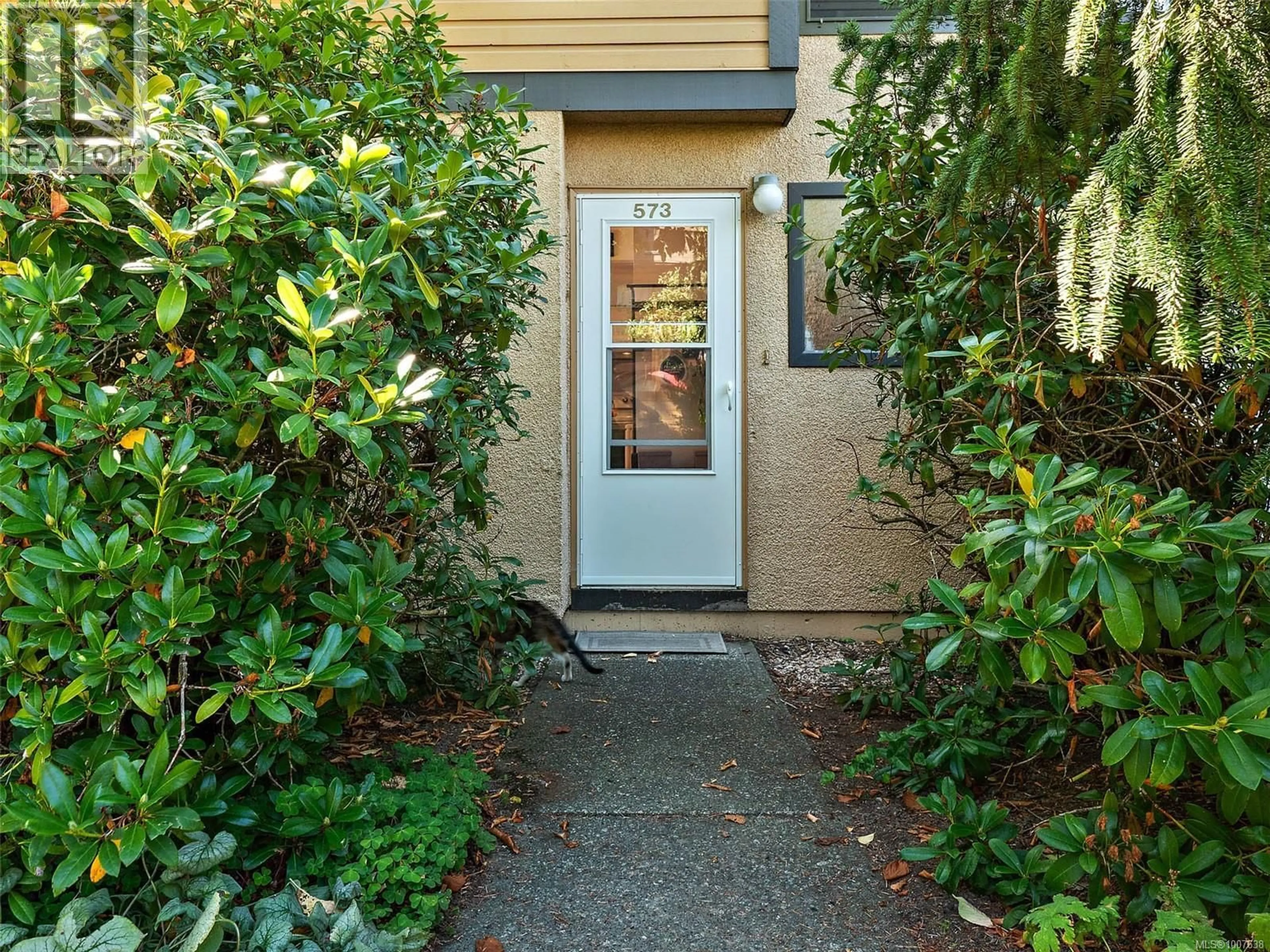 Indoor entryway for 573 CROSSANDRA CRESCENT, Saanich British Columbia V8Z6G4