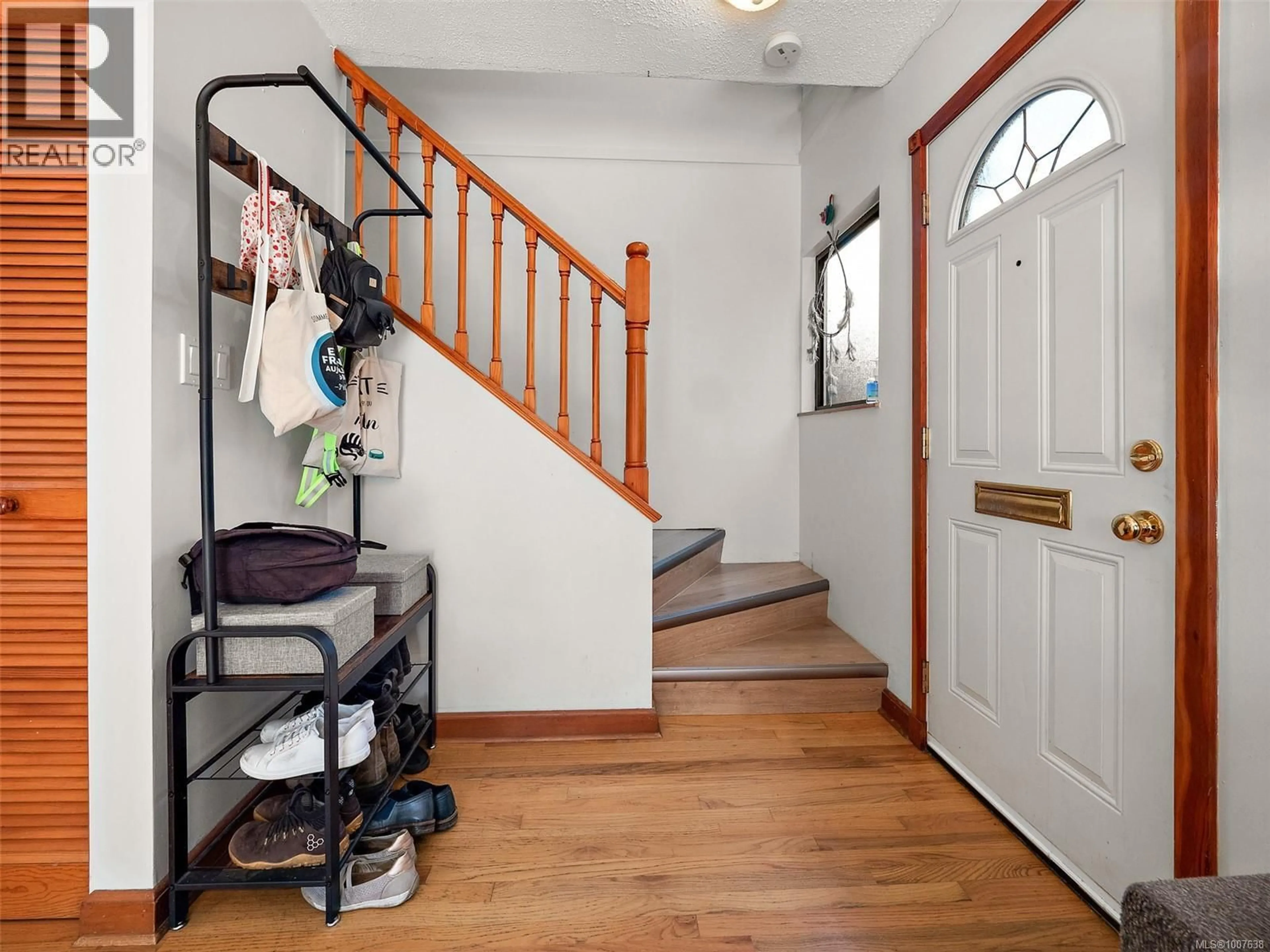 Indoor entryway for 573 CROSSANDRA CRESCENT, Saanich British Columbia V8Z6G4