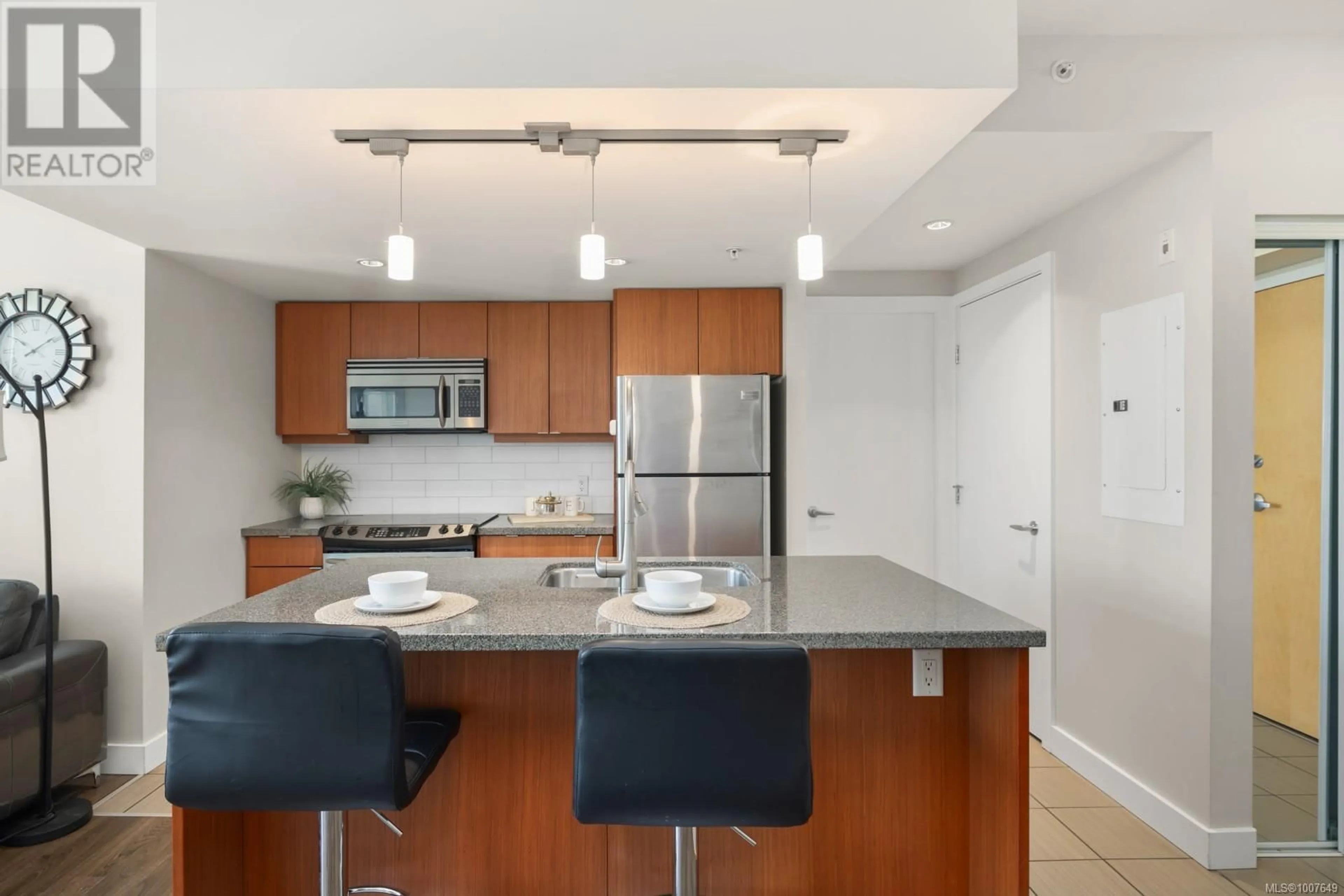 Standard kitchen, unknown for 1005 - 760 JOHNSON STREET, Victoria British Columbia V8W0A4