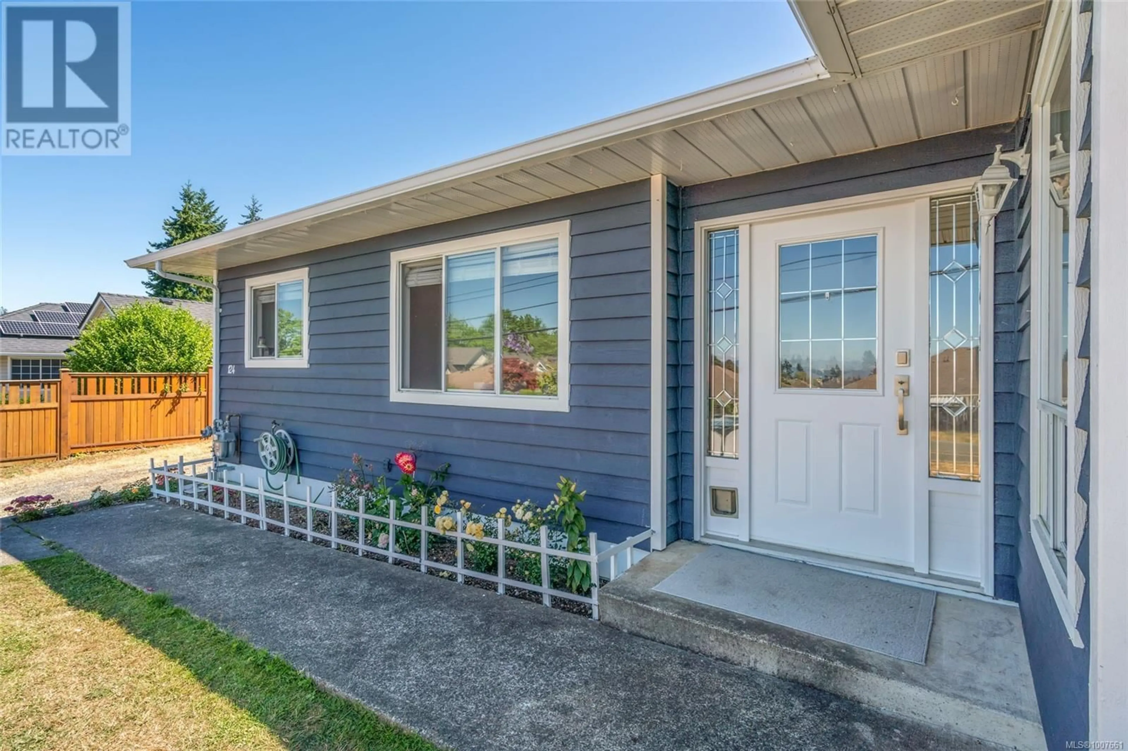 Home with vinyl exterior material, street for 124 GARDEN ROAD WEST, Qualicum Beach British Columbia V9K1R9