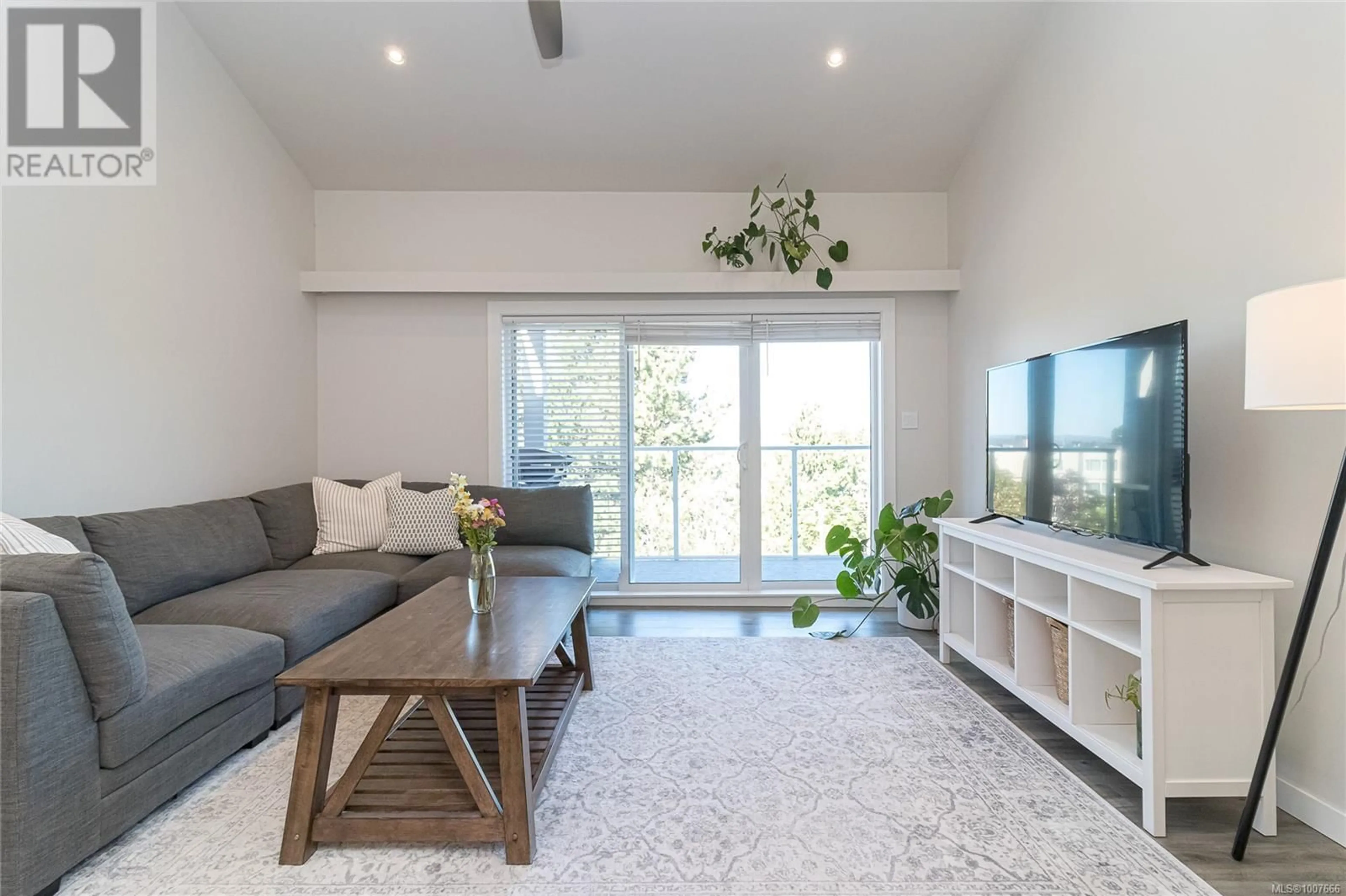 Living room with furniture, unknown for 403 - 3277 QUADRA STREET, Saanich British Columbia V8X4W9