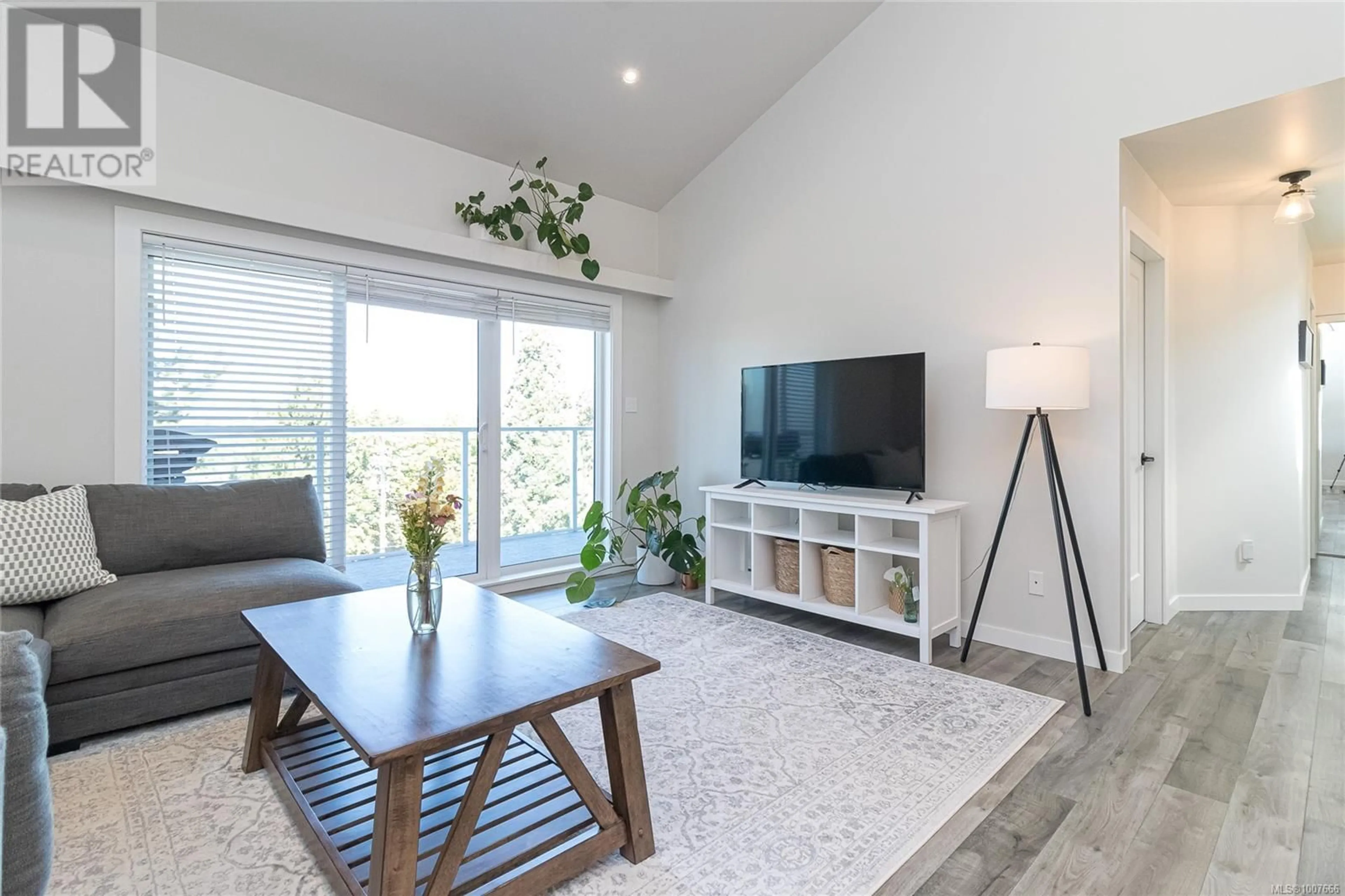 Living room with furniture, unknown for 403 - 3277 QUADRA STREET, Saanich British Columbia V8X4W9
