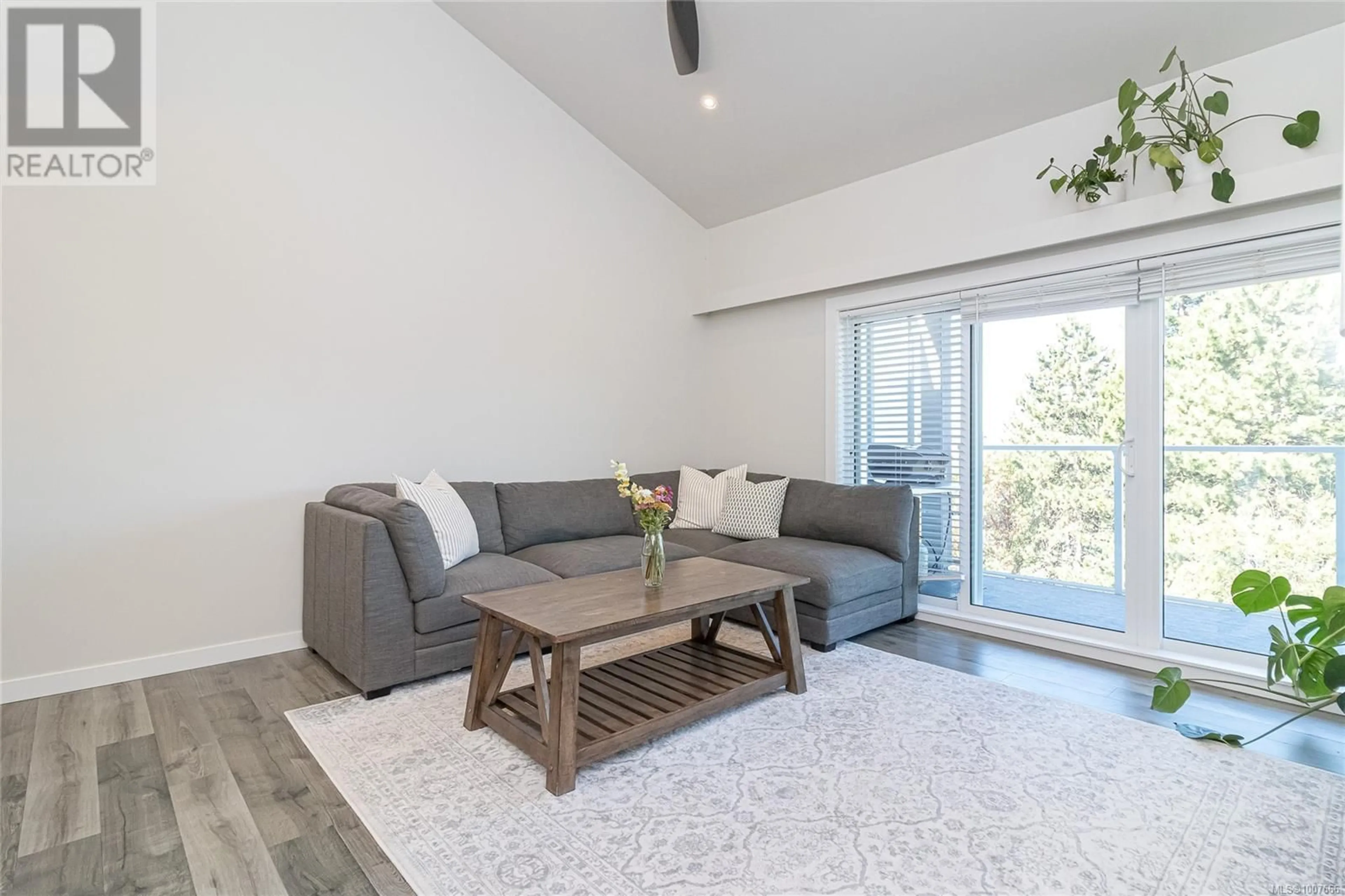 Living room with furniture, unknown for 403 - 3277 QUADRA STREET, Saanich British Columbia V8X4W9